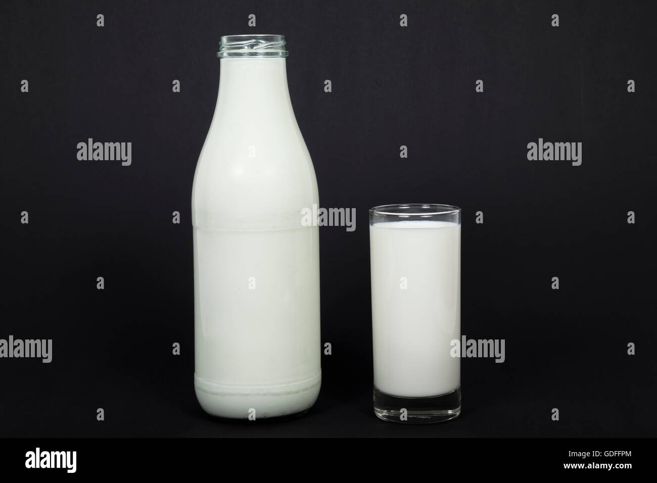 Bouteille et verre de lait Banque D'Images