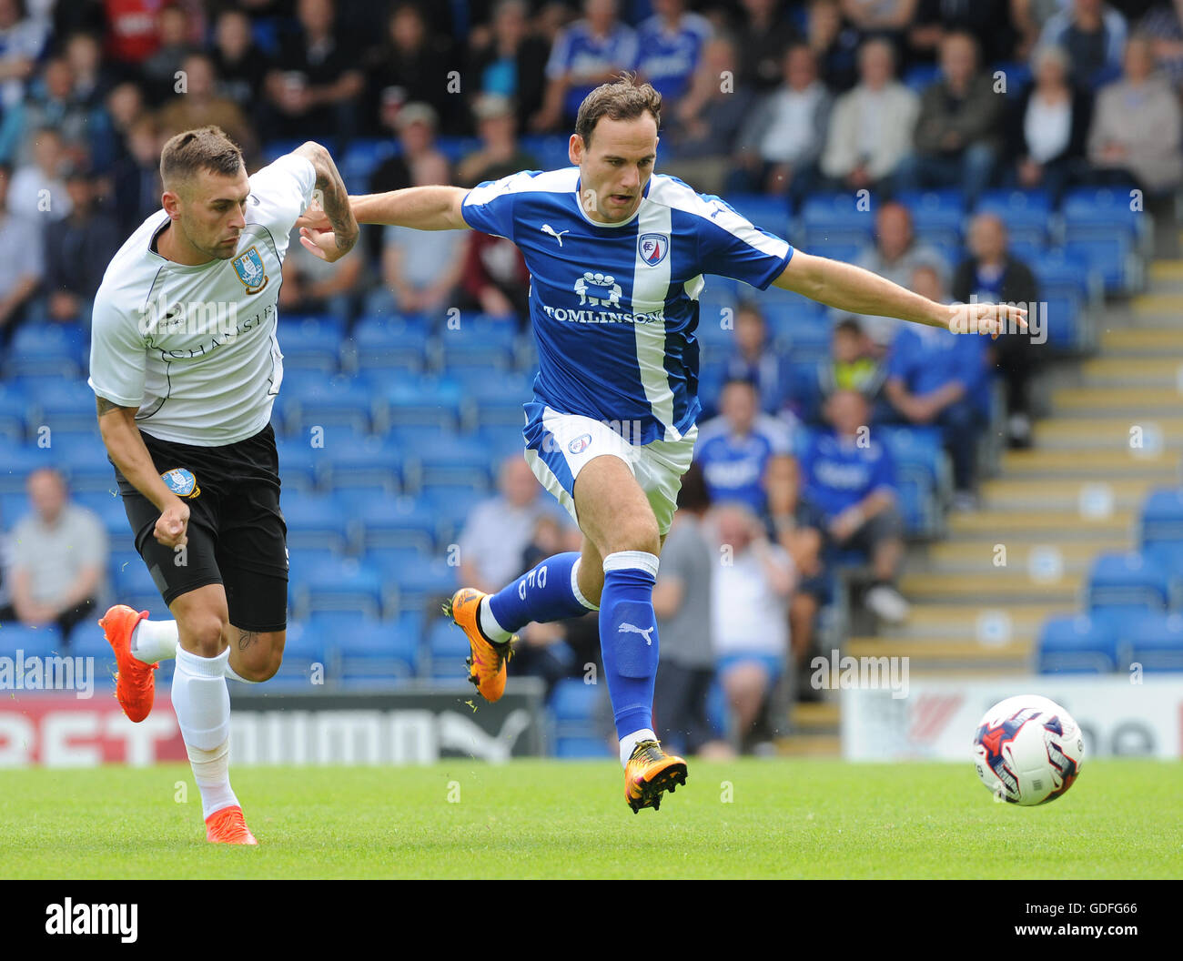 DaN Gardner de Chesterfield (à droite) et Jack Hunt de Sheffield Wednesday se battent pour le ballon lors du match amical d'avant-saison au Proact Stadium, Chesterfield. Banque D'Images