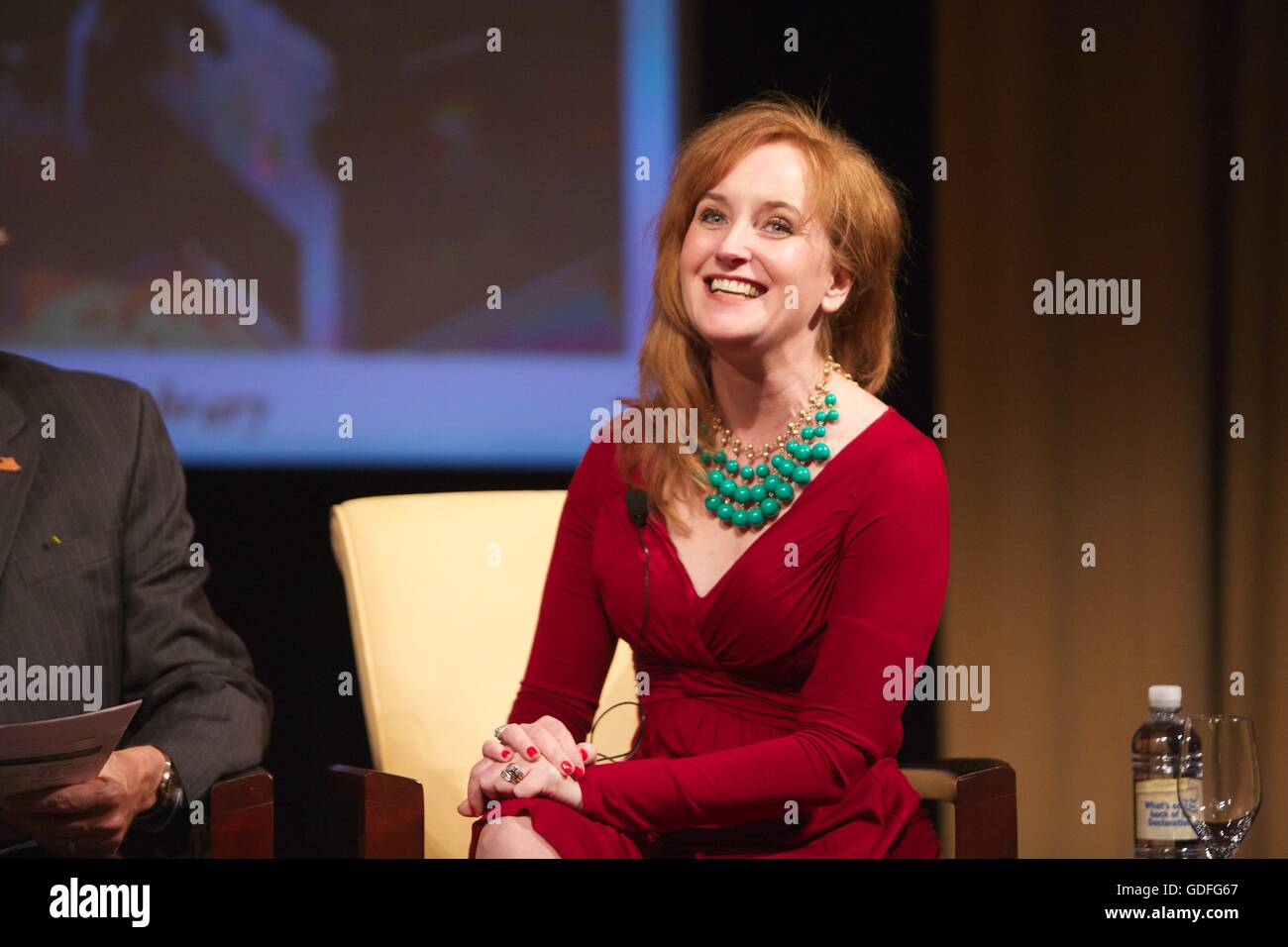 Christian Colleen Burke, décorateur et auteur, discute des décorations de Noël de la Maison Blanche à travers l'histoire au cours d'une séance de signature à la U.S. National Archives Décembre 11, 2014 à Washington, DC. Banque D'Images