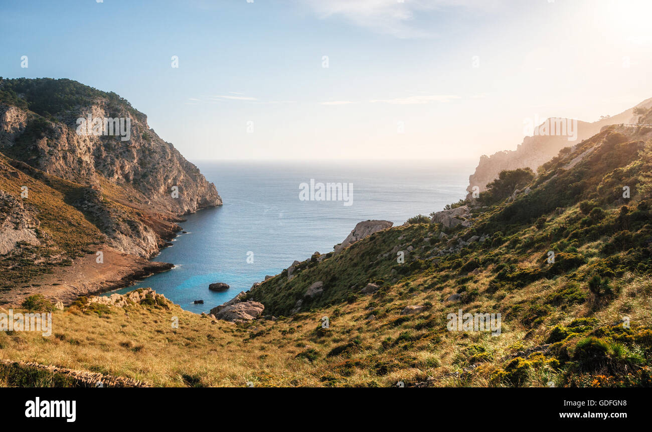 Vue sur l'une des plus belles baies du Cap Formentor avec de l'eau azur, plage sauvage, Mallorca, Espagne Banque D'Images