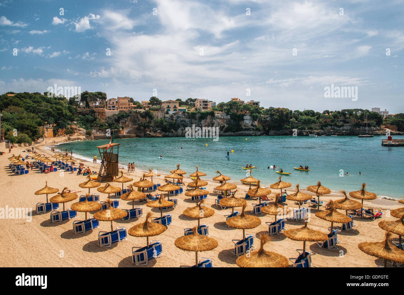 Des parasols de paille sur la plage de Porto Cristo à Majorque, Îles Baléares, Espagne Banque D'Images