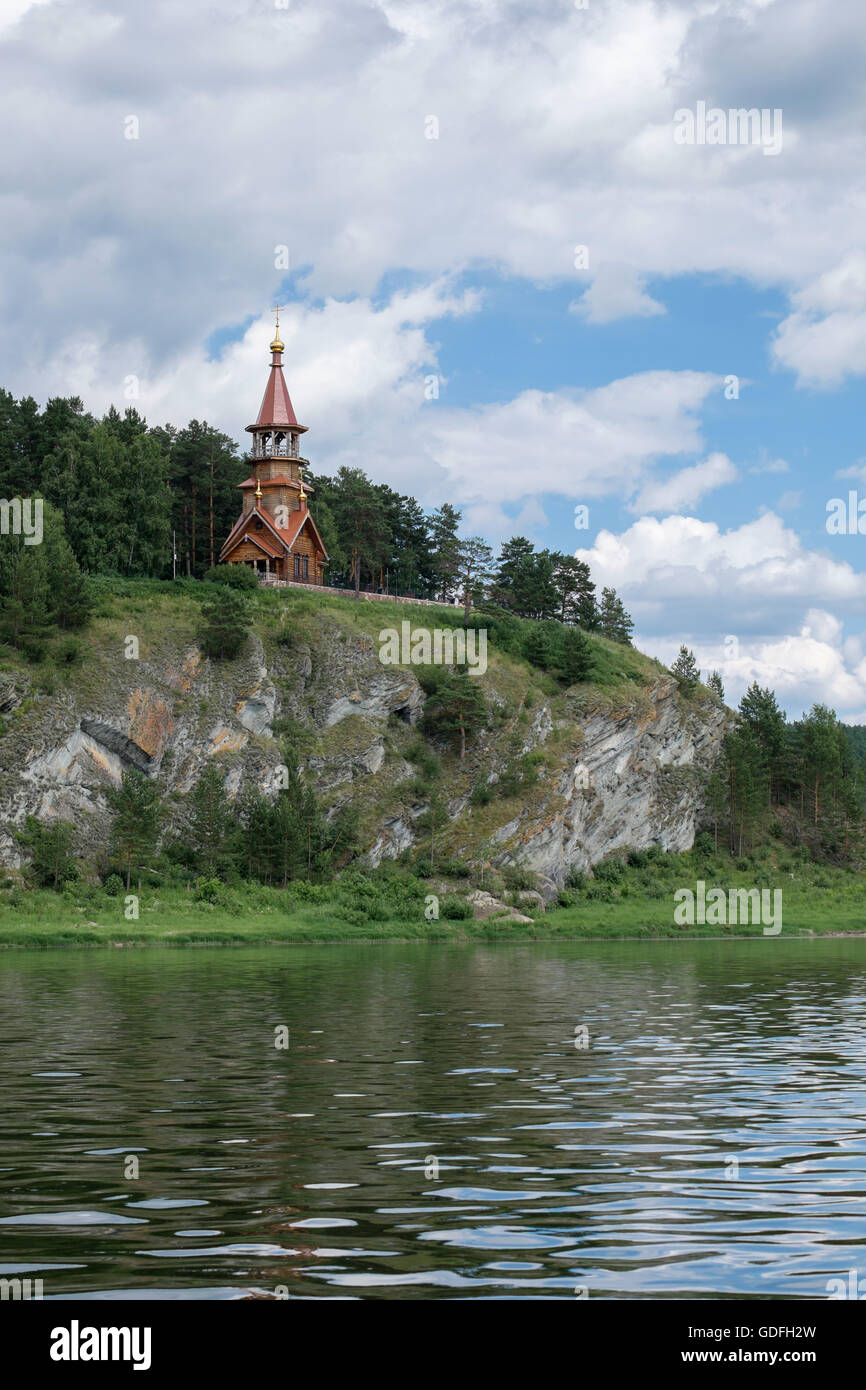 Belle église chrétienne orthodoxe en bois sur la rive de la rivière. Sts Cyrille et Méthode chapelle à Tomskaya pisanitsa. Sib Banque D'Images