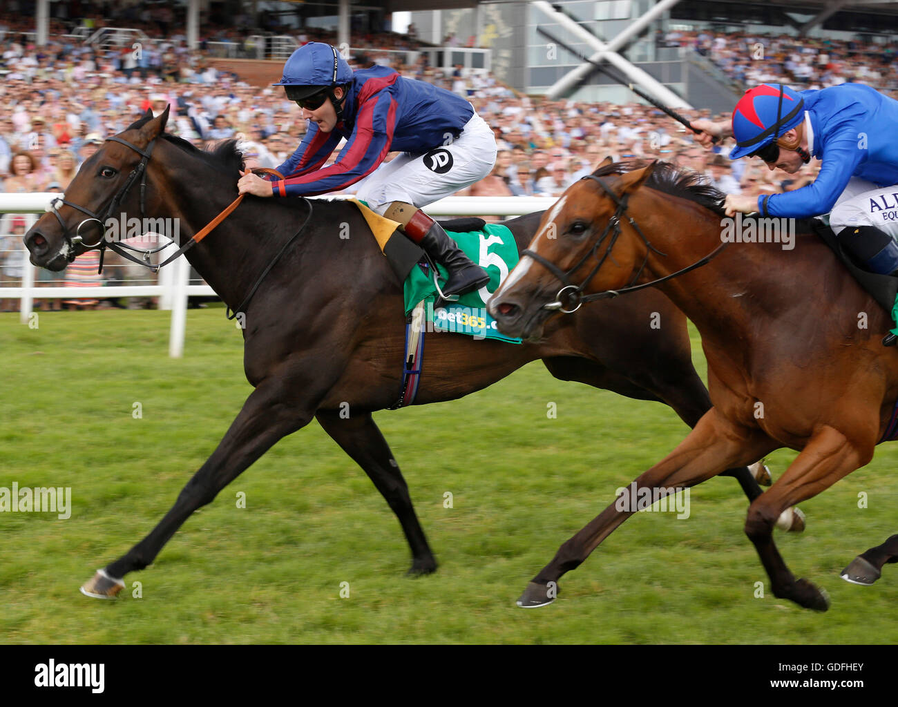 L'homme de bidon monté par Tom Queally (à gauche) est la plus de la Divine montée par Frederik Tylicki pour gagner le pari365 hackwood Stakes course à l''hippodrome de Newbury. Banque D'Images