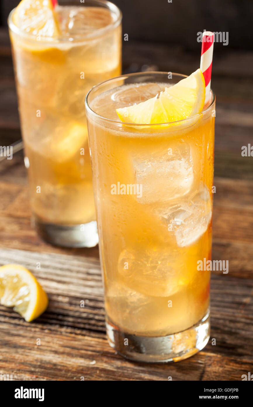 Boozy Long Island iced tea avec une garniture au citron Banque D'Images