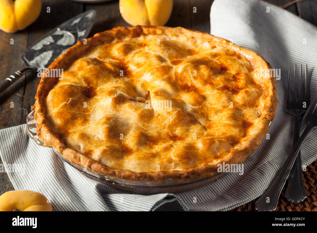 Chaleureuse maison Peach Pie prêt à manger Banque D'Images