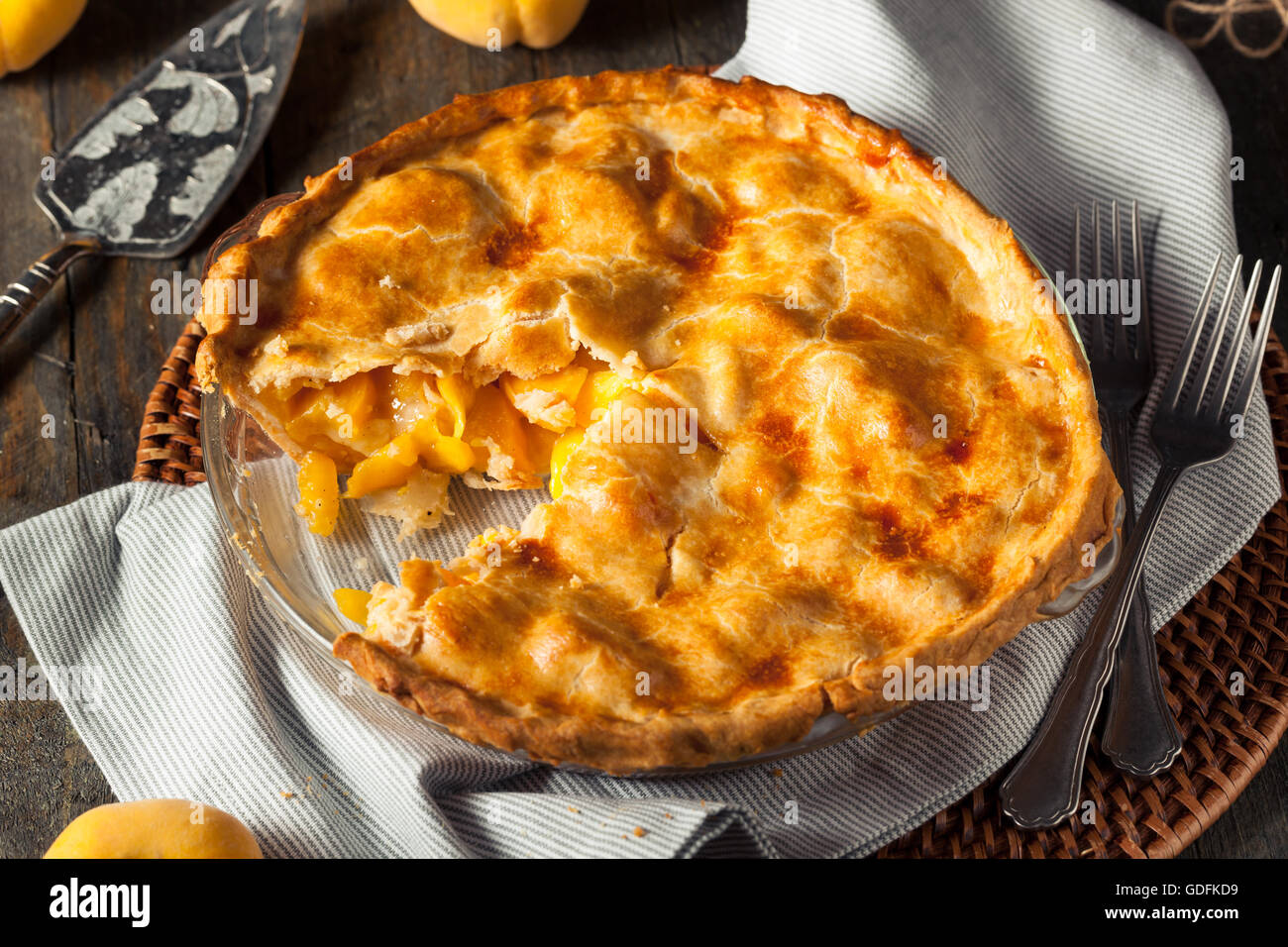 Chaleureuse maison Peach Pie prêt à manger Banque D'Images