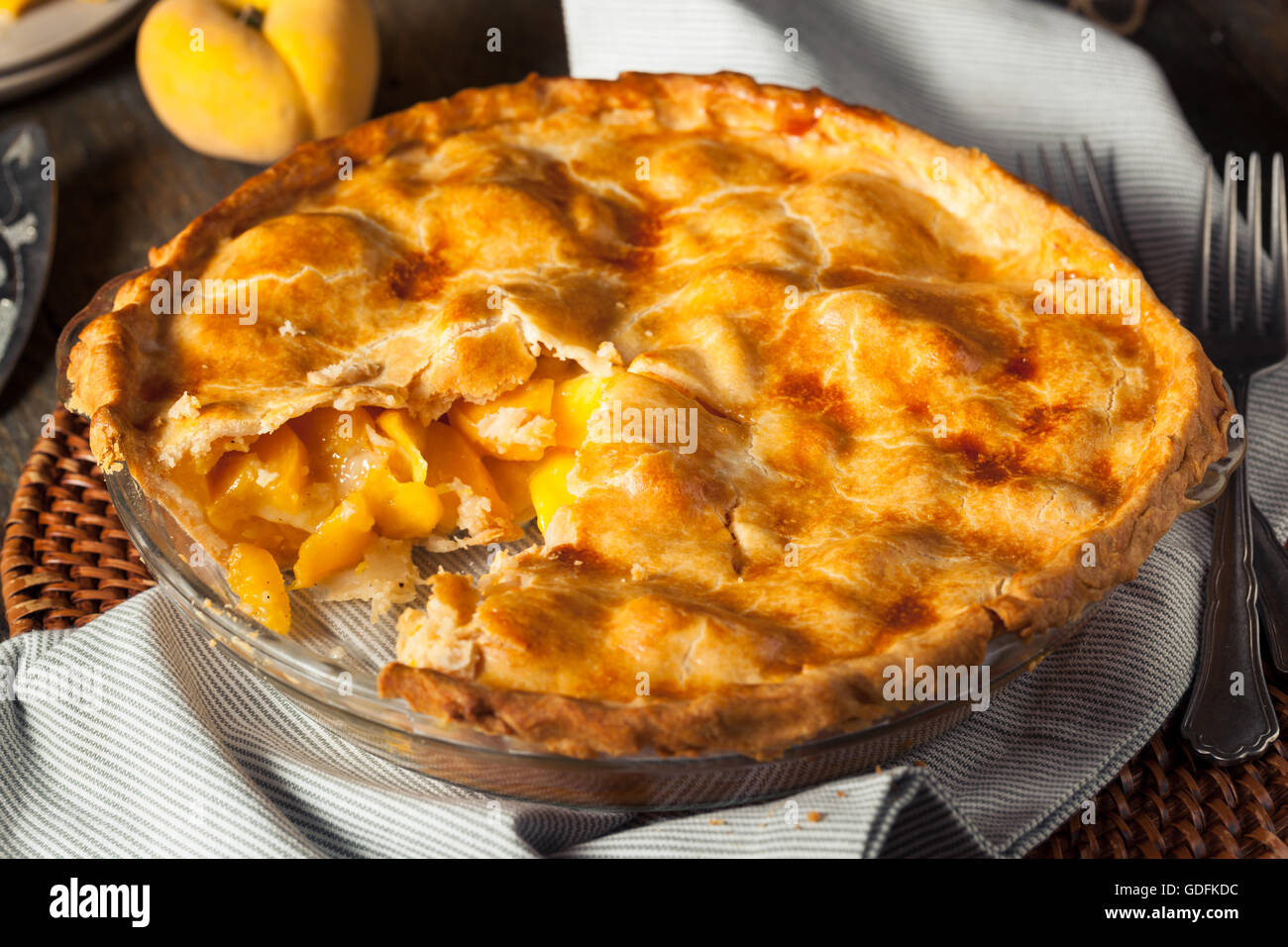 Chaleureuse maison Peach Pie prêt à manger Banque D'Images