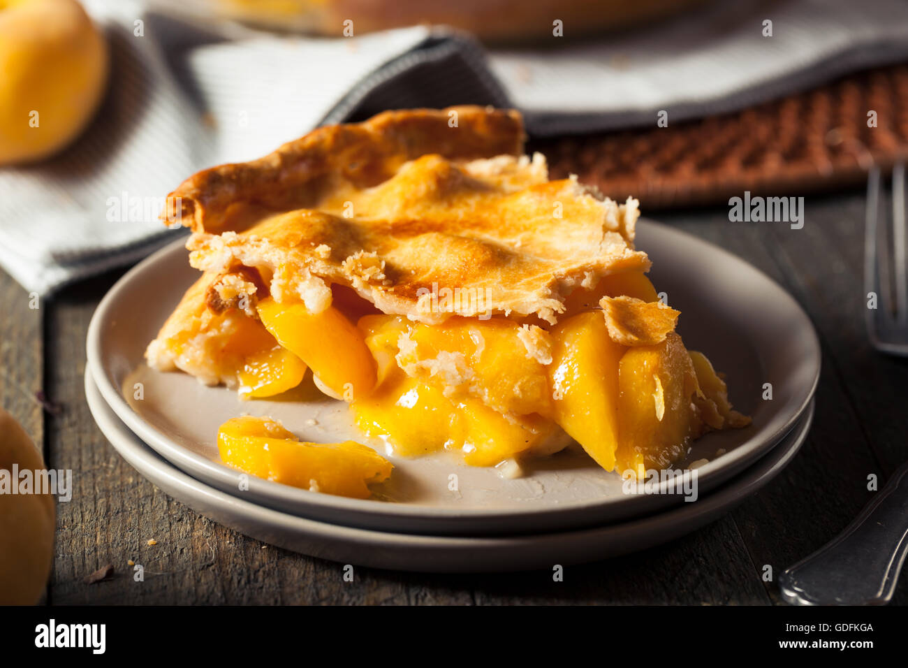 Chaleureuse maison Peach Pie prêt à manger Banque D'Images