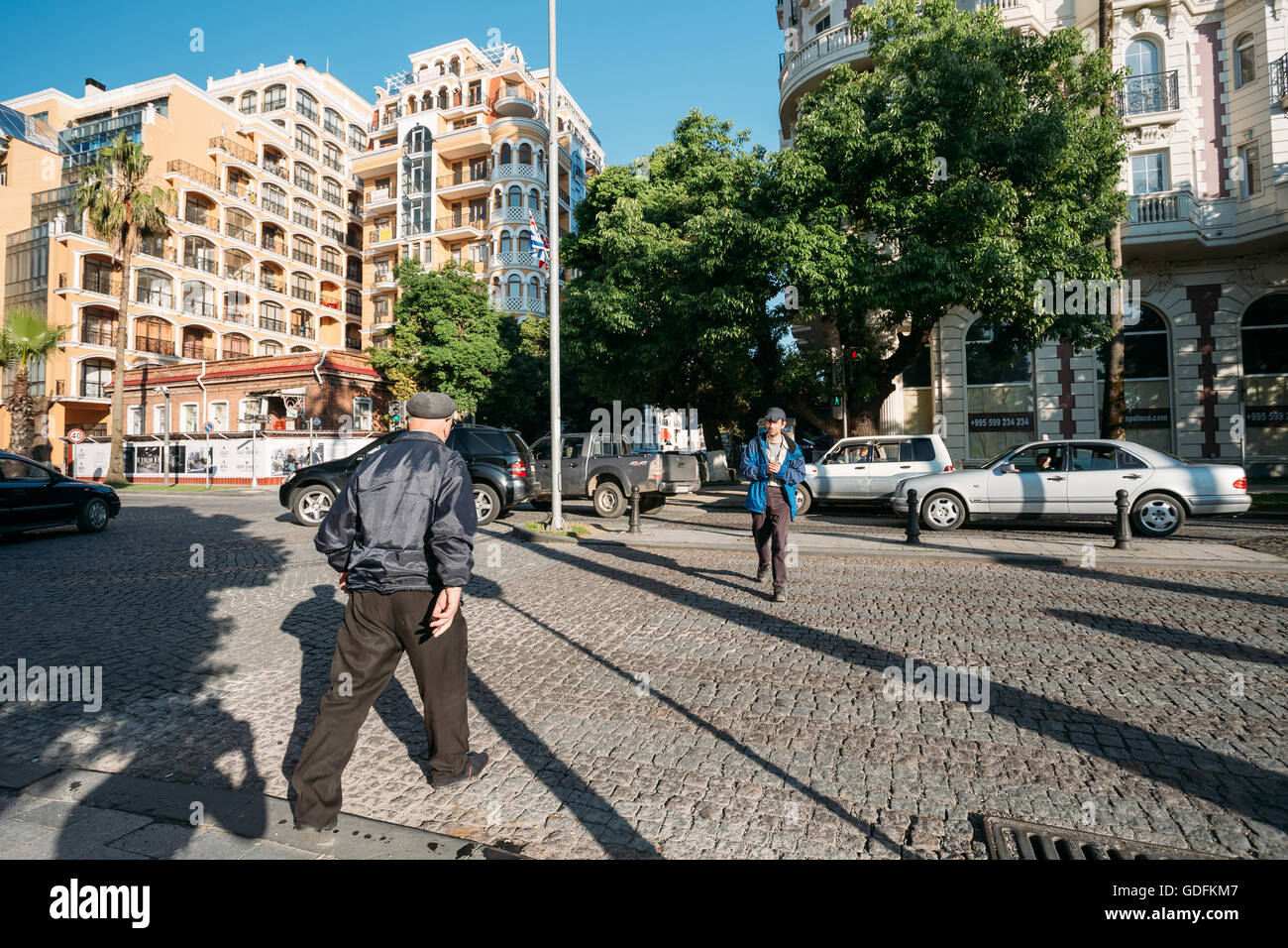 Batumi, Géorgie - 25 mai 2016 : Vieil homme traversant la rue à Batumi, Géorgie Banque D'Images