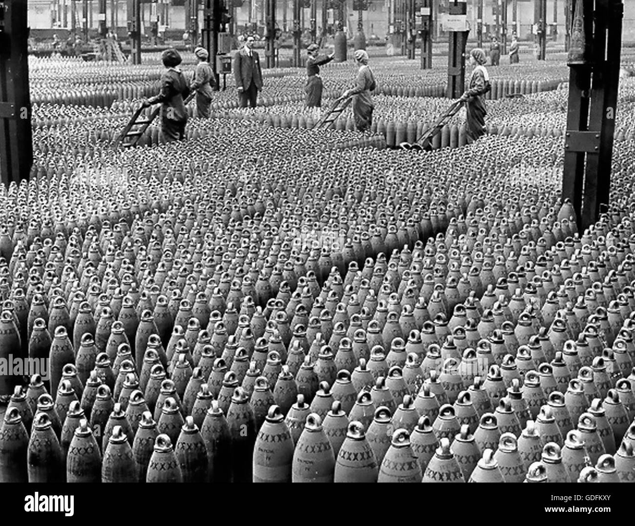Première Guerre mondiale l'usine de plombages National Chilwell, Nottingham, Angleterre en 1917. Les femmes sont le déménagement 6 pouces howitzer coquilles dans l'un des entrepôts. Office de guerre officiel photo par Horace Nicholls. Banque D'Images