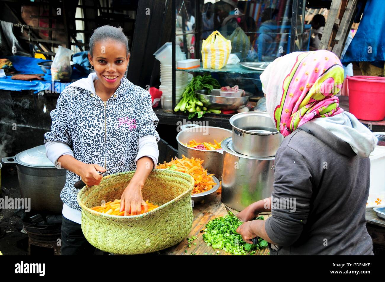 Les filles malgaches comment préparer les légumes au marché Analakely, Antananarivo, Madagascar Banque D'Images