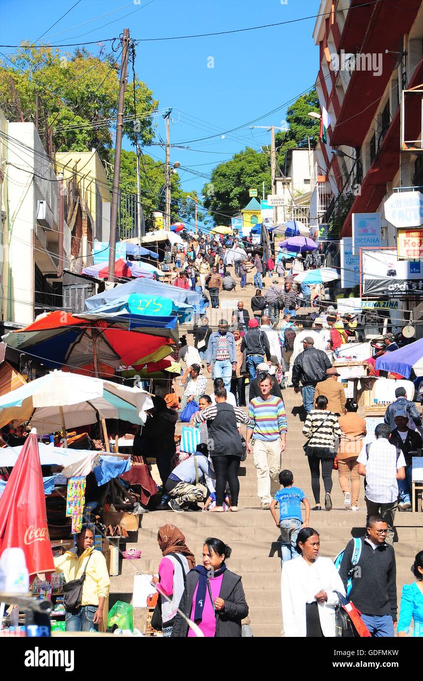 Des foules de gens sur l'escalier raide menant au marché Analakely, Antananarivo, Madagascar Banque D'Images