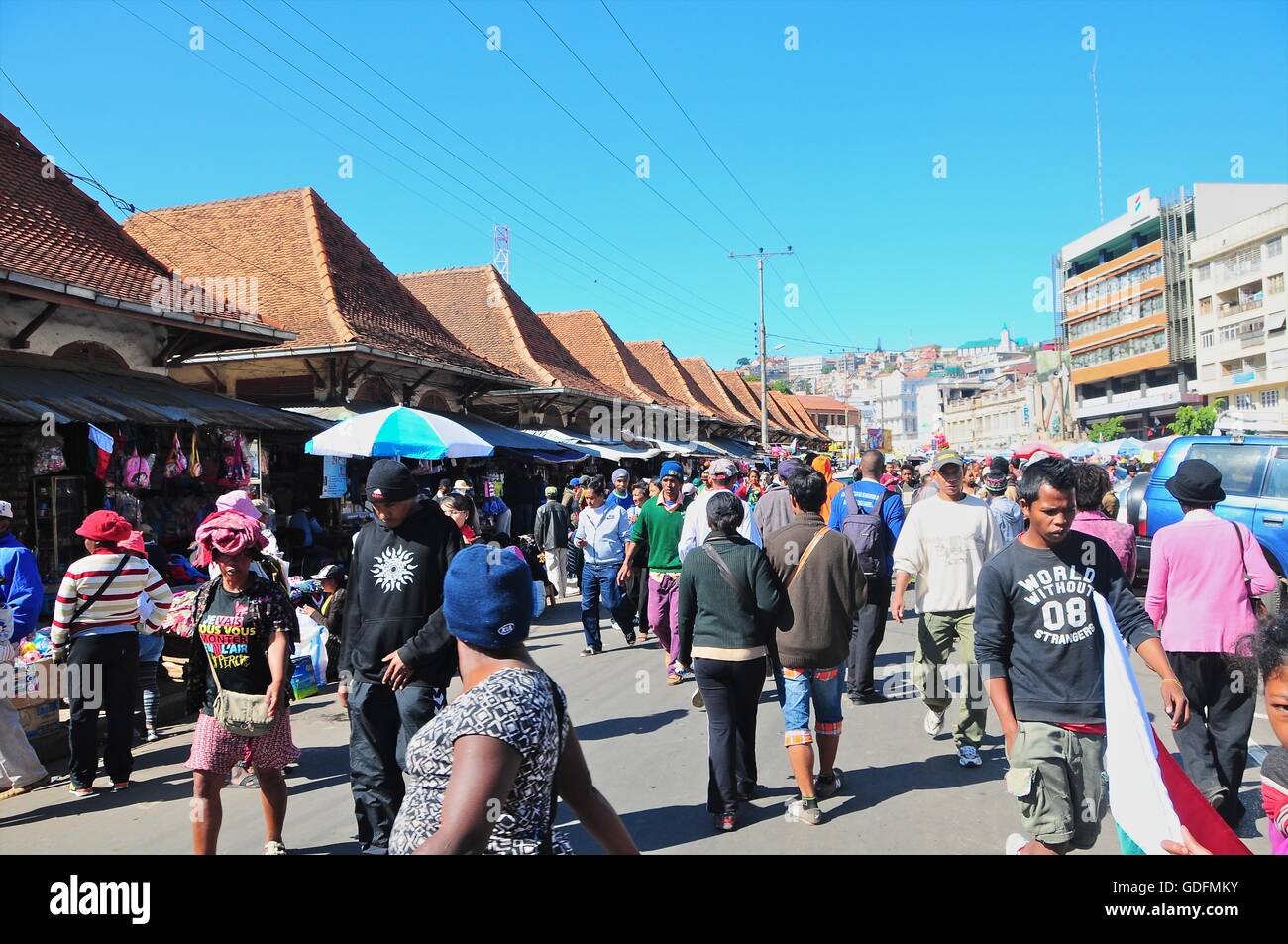 La foule d'acheteurs à la Marche Pavillon Analakely (marché), Antananarivo, Madagascar Banque D'Images