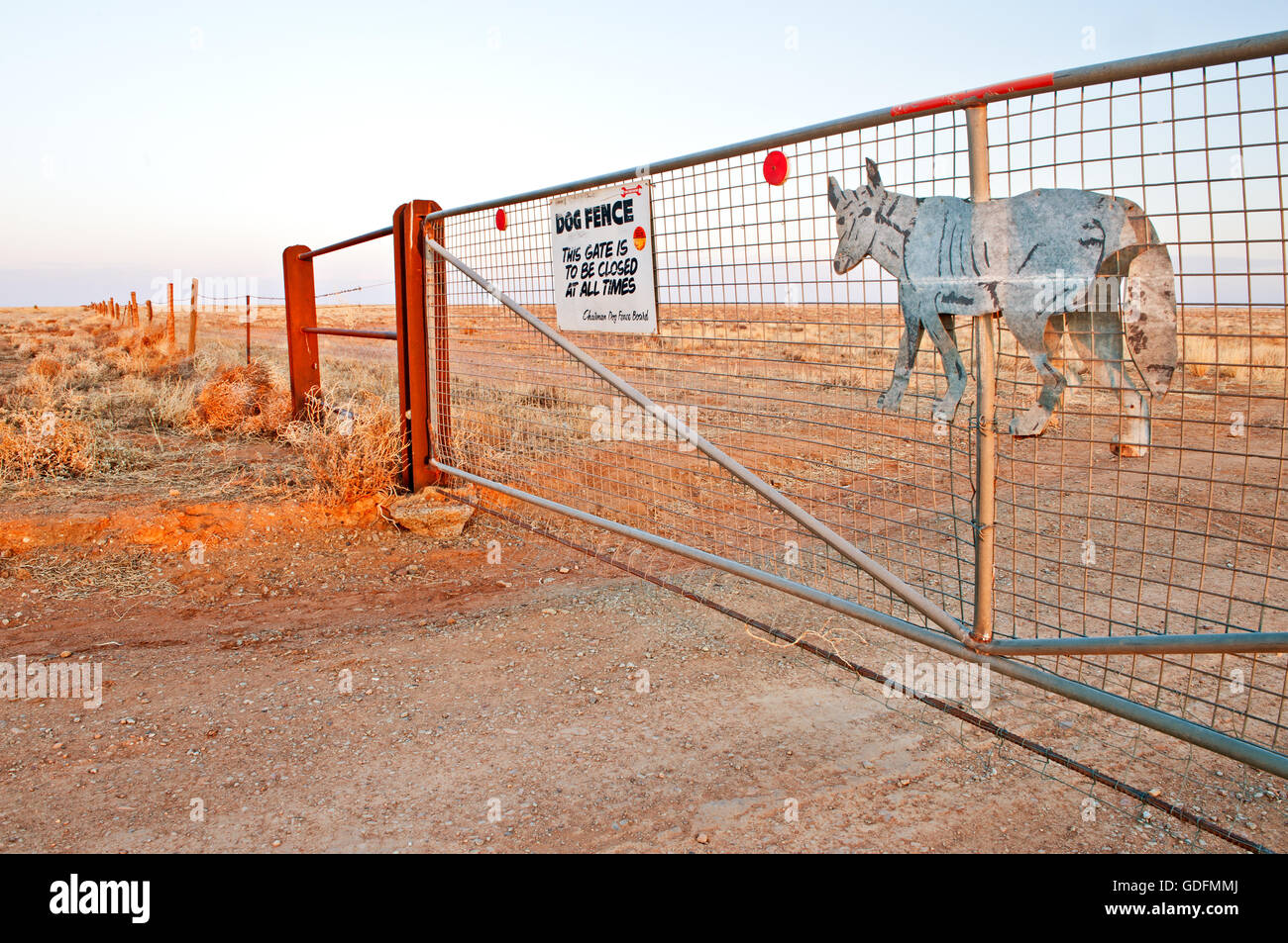 Porte de la Dingo Fence dans le désert de l'Australie du Sud. Banque D'Images