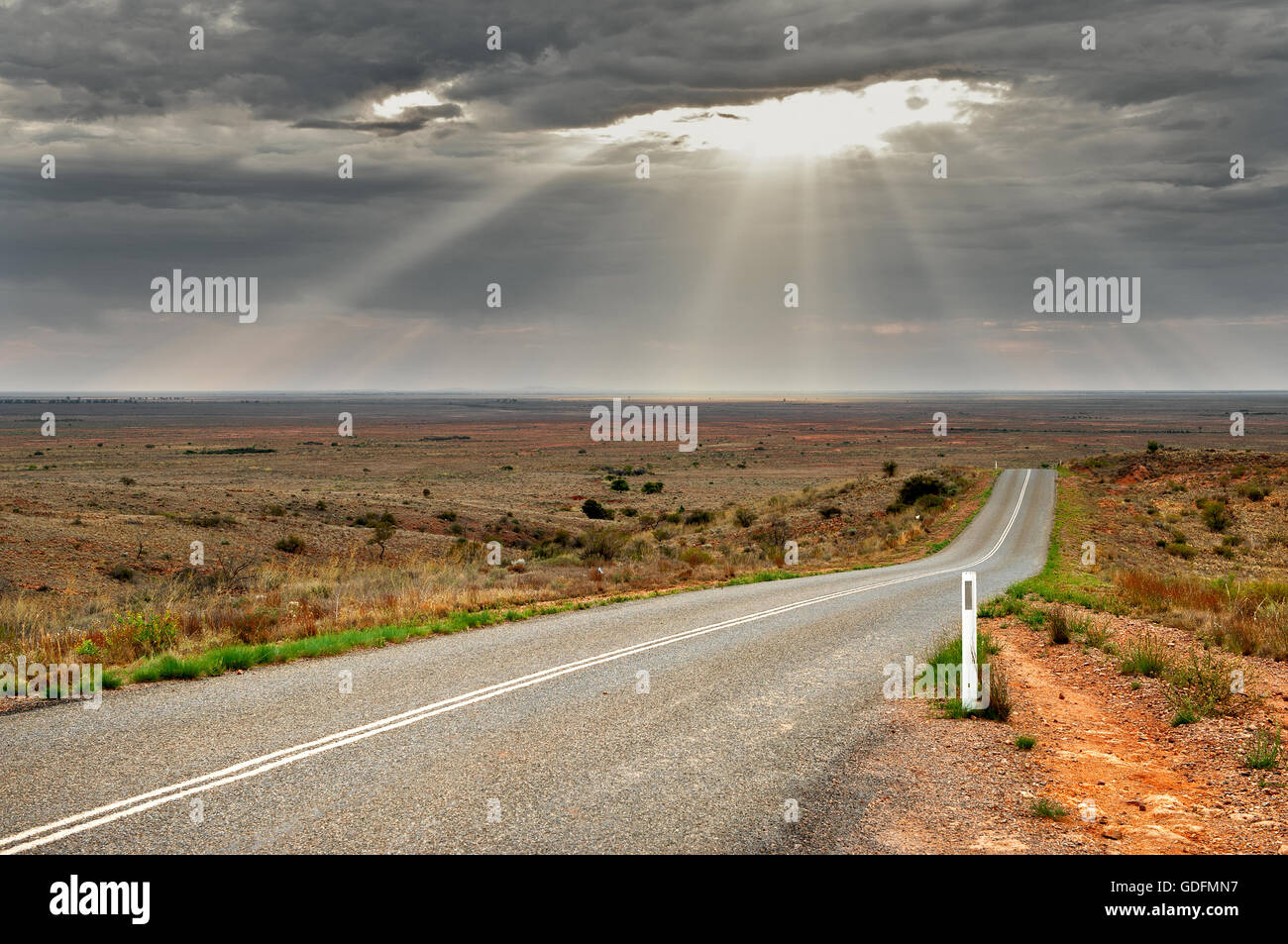 Il me semble être le chemin qui ne mène nulle part, mais c'est la route de Mundi Mundi Plaine. Banque D'Images