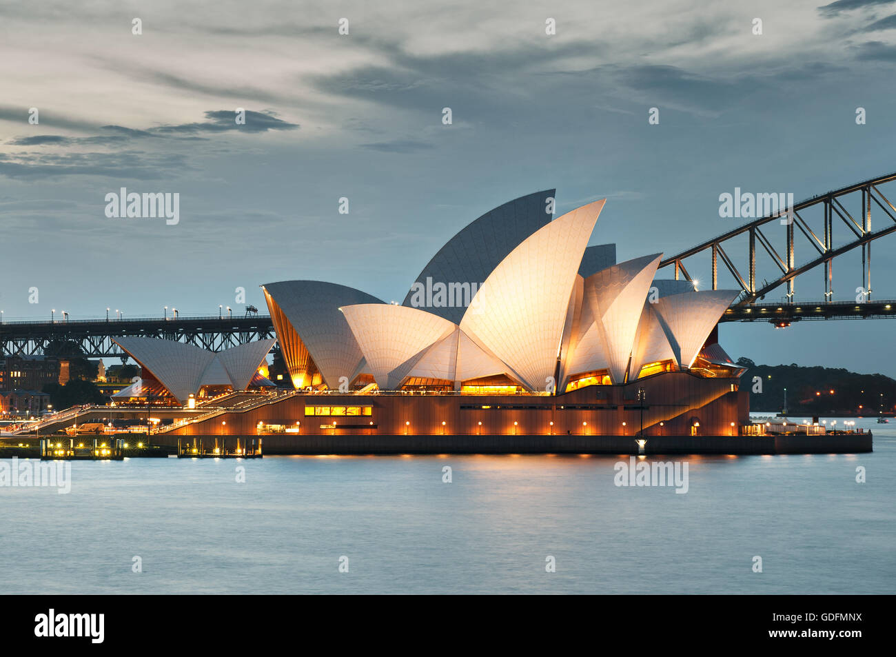 Opéra de Sydney et Harbour Bridge dans la lumière du soir. Banque D'Images