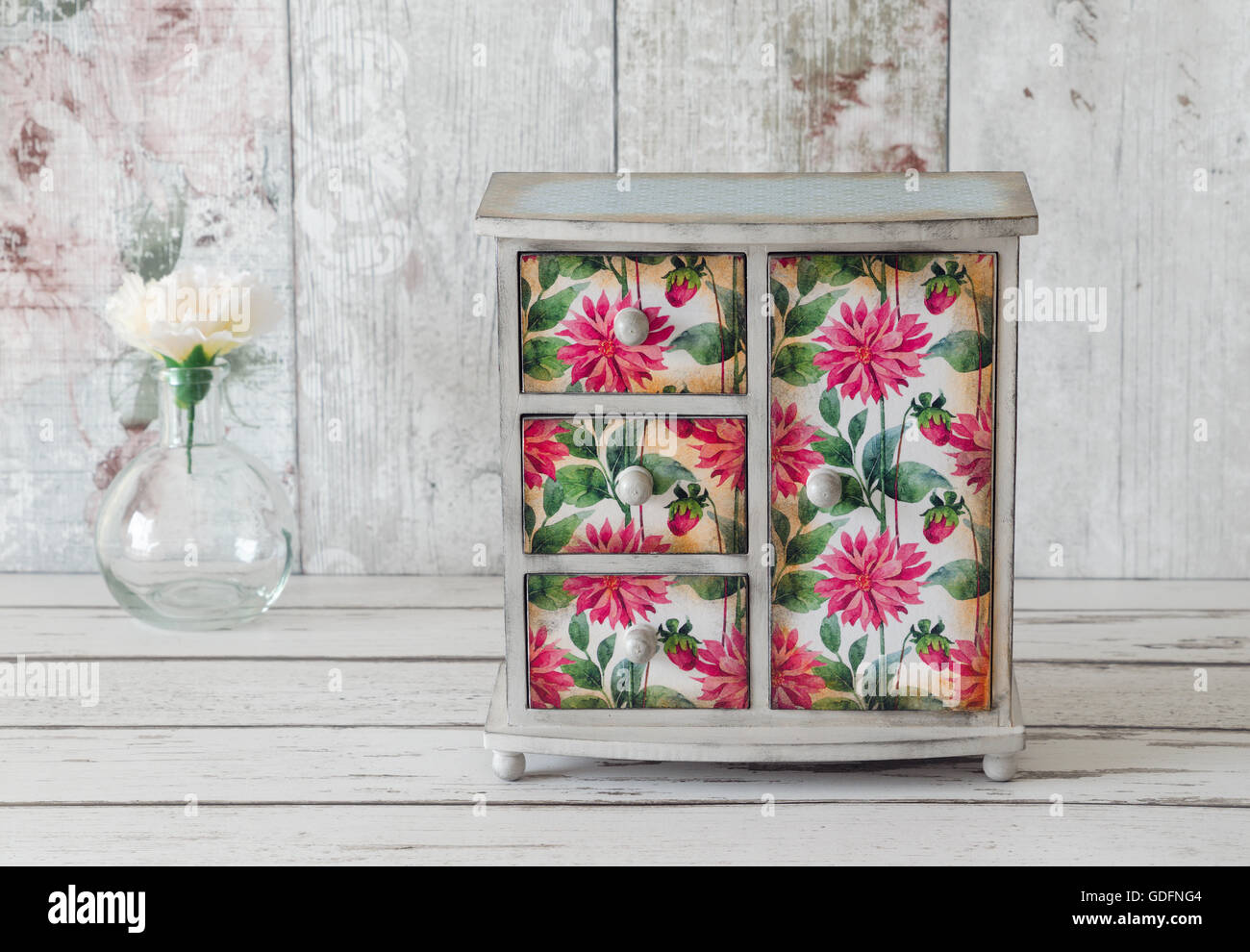 Mini armoire decoupaged fait main dans un motif floral sur un fond shabby chic Banque D'Images