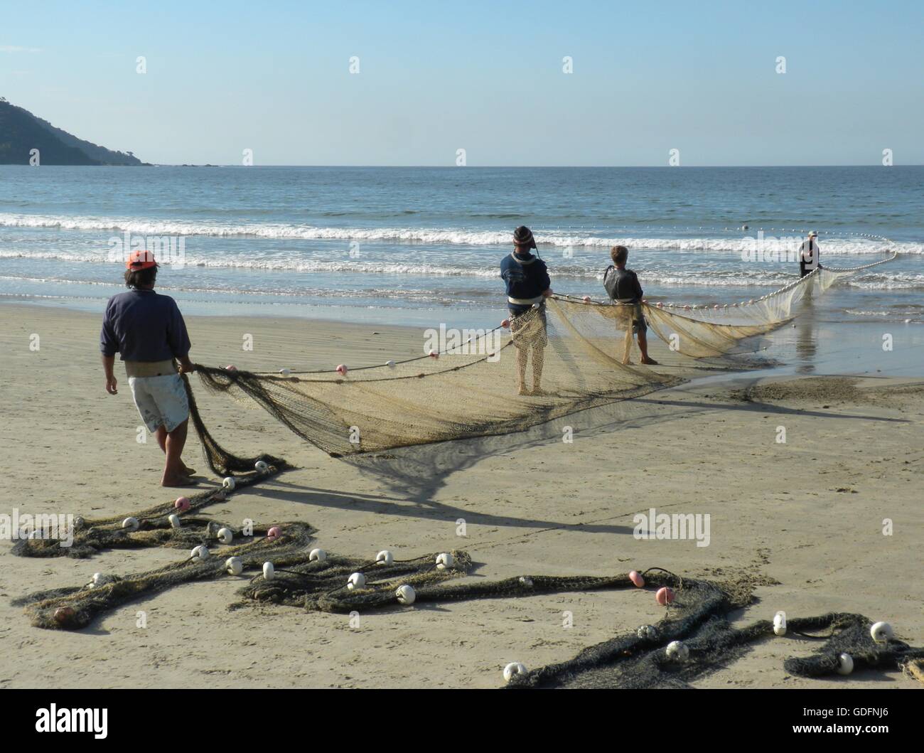 Les pêcheurs tirant sur le net à partir de la mer à Balneario Camboriu, état de Santa Catarina, Brésil. Banque D'Images