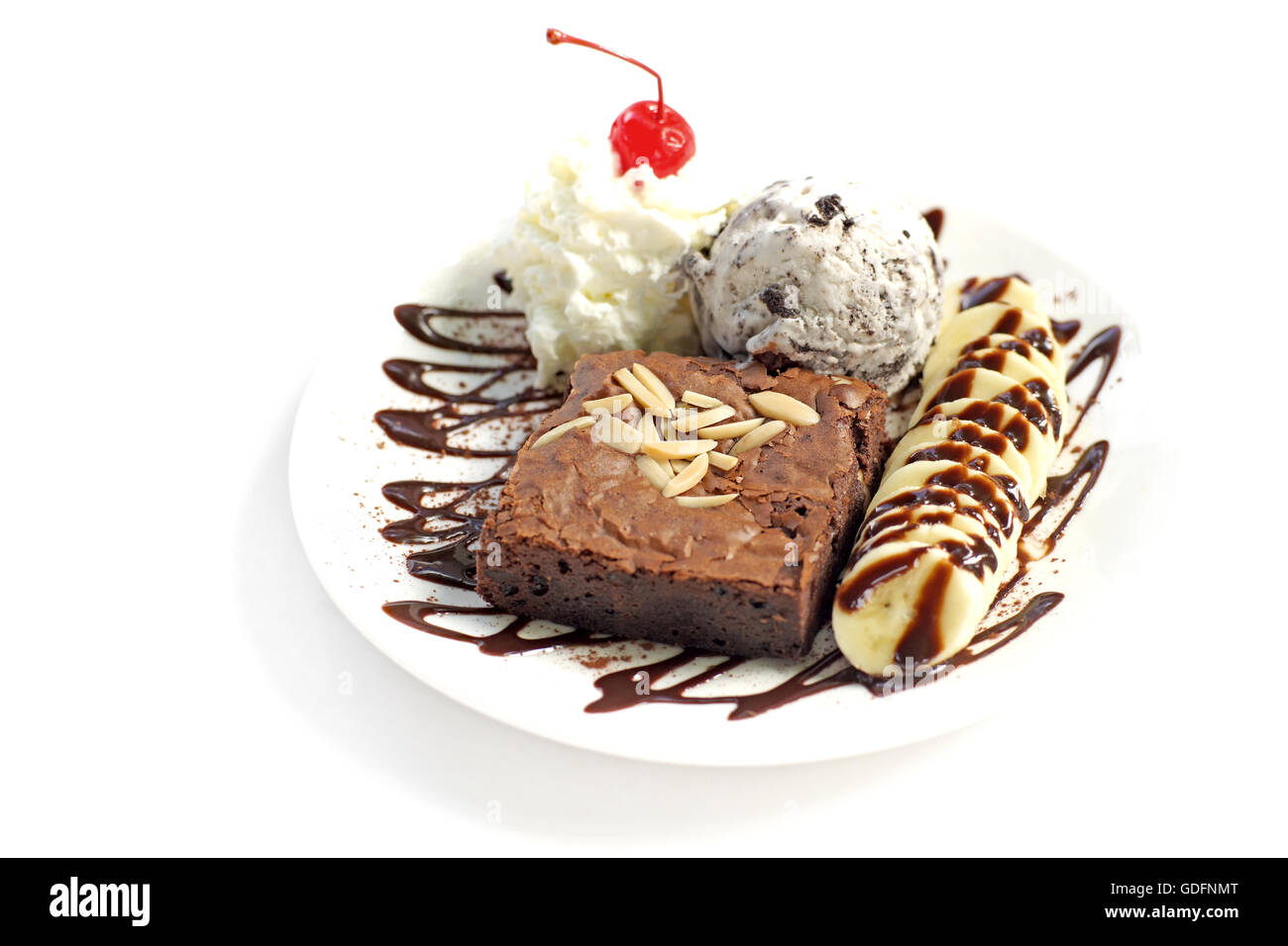 Brownie au chocolat avec crème glacée banane et cerise sur top isolé sur fond blanc Banque D'Images