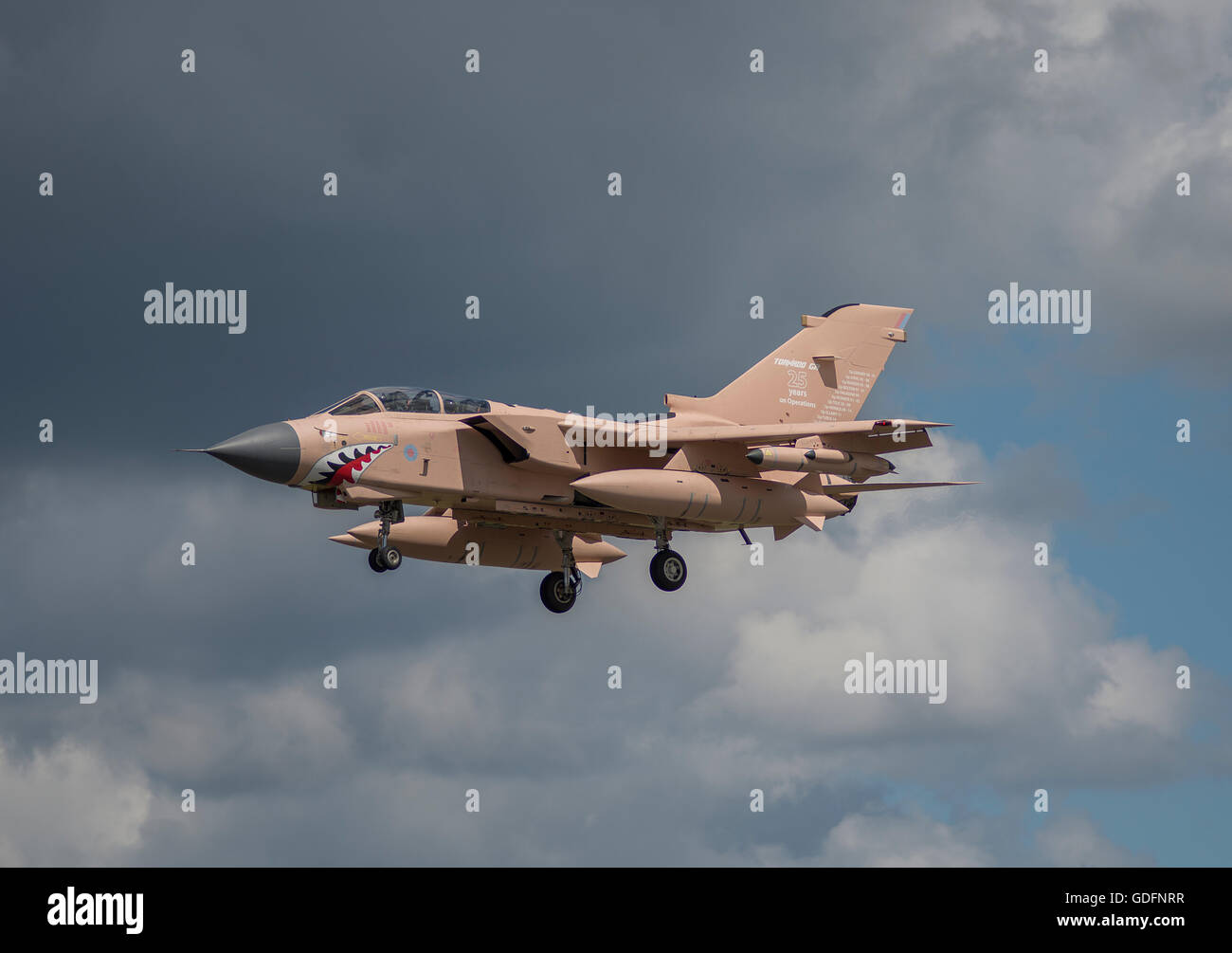 Le 2016 Farnborough International Airshow, un commerce Panavia Tornado Gr4 de la RAF arrive peint en camouflage de la guerre du Golfe. Banque D'Images