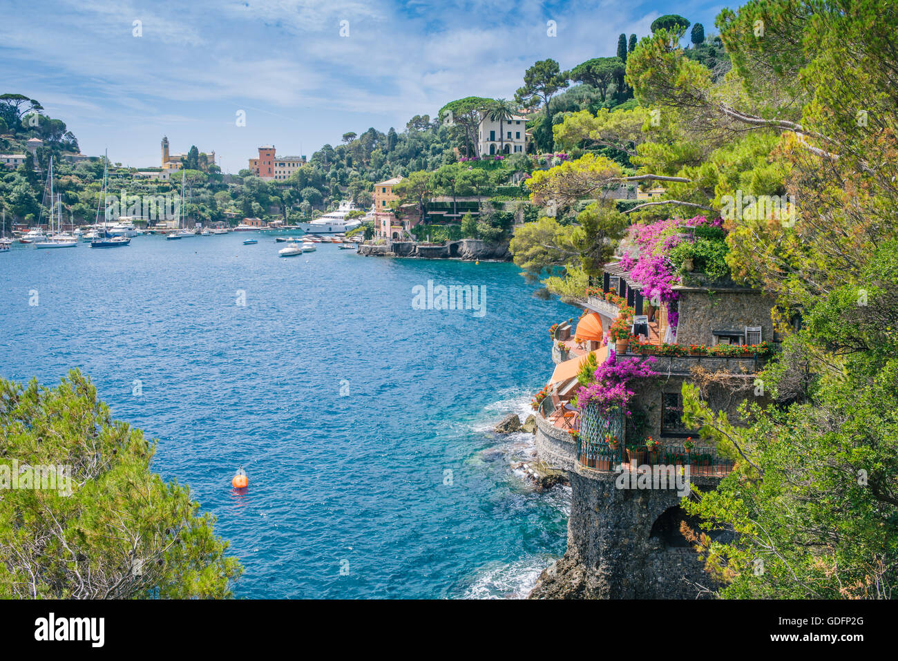 Villa italienne près de Portofino en Ligurie au cours de l'été. L'océan turquoise Banque D'Images