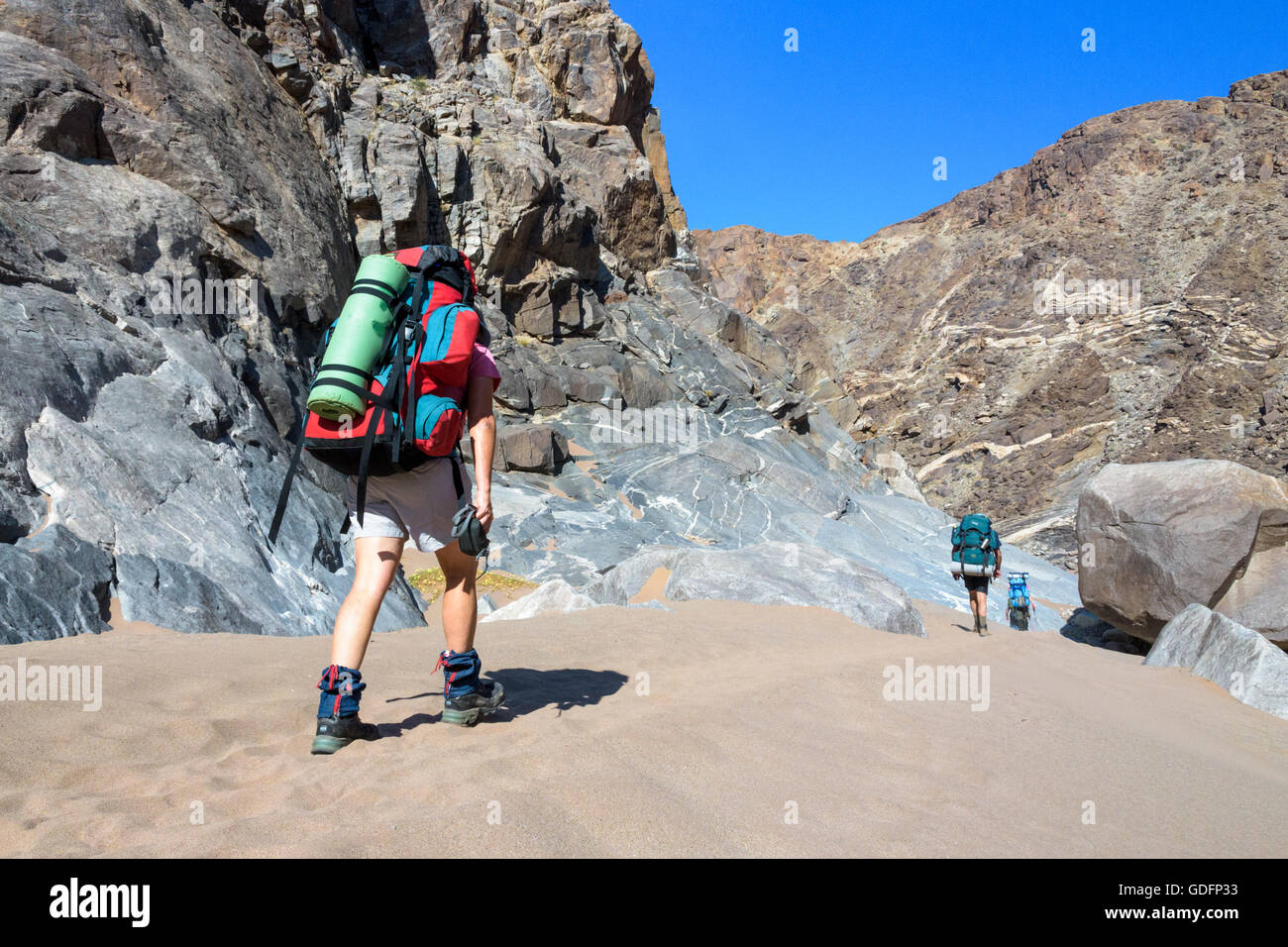 Randonneurs sur le sentier de randonnée de la Fish River Canyon dans le sud de la Namibie Banque D'Images