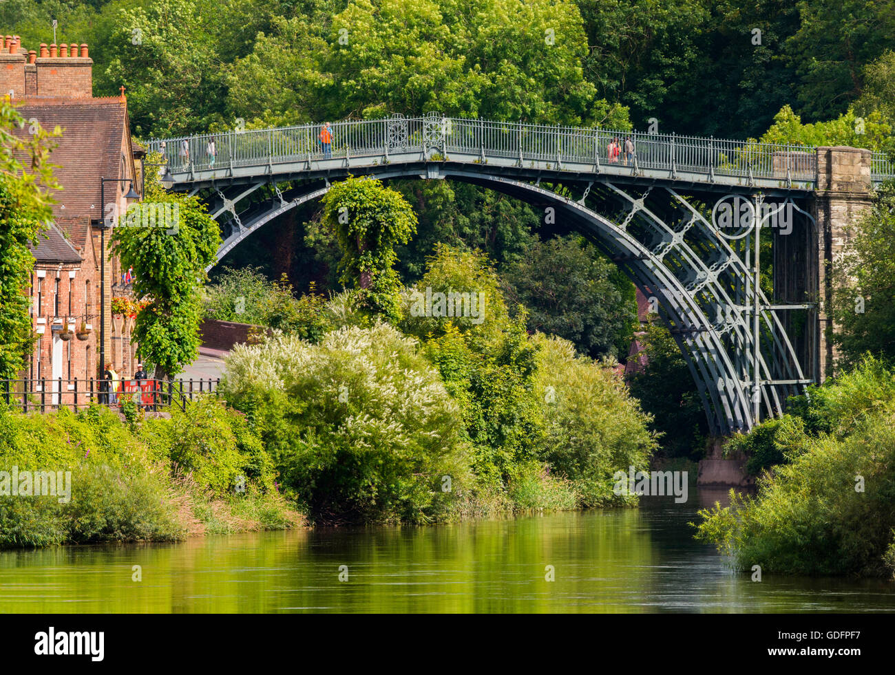 Le pont de fer et la rivière Severn à Ironbridge, dans le Shropshire, England, UK. Banque D'Images