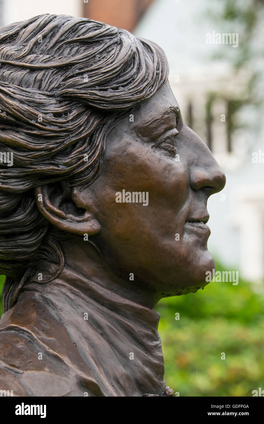 Buste en bronze de l'auteure Mary Webb par Jemma Pearson, Shrewsbury, Shropshire, Angleterre. Banque D'Images