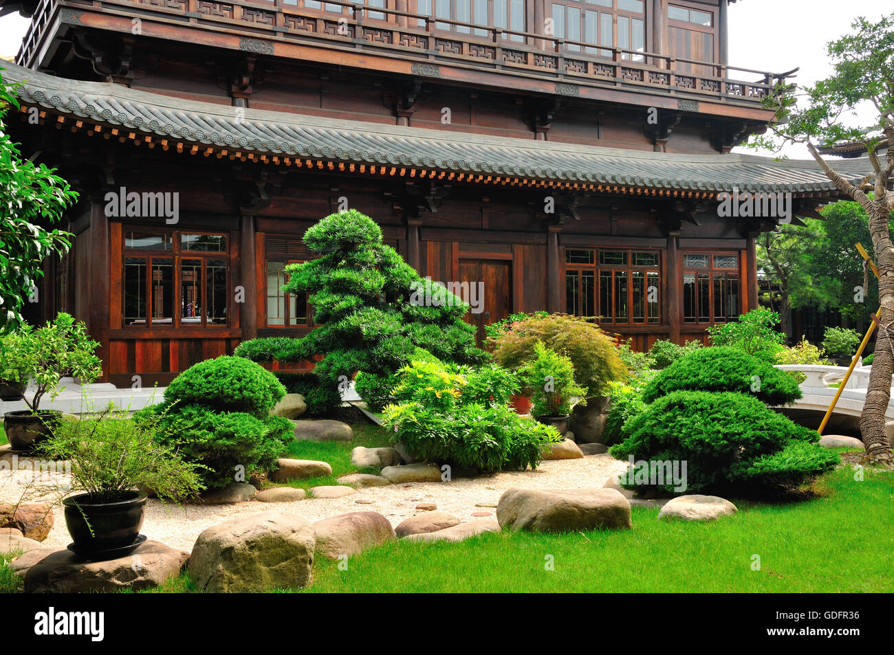 Un bâtiment en bois de style chinois et le jardin à Shanghai temple bouddhiste situé dans le quartier de Baoshan, Chine Shanghai. Banque D'Images