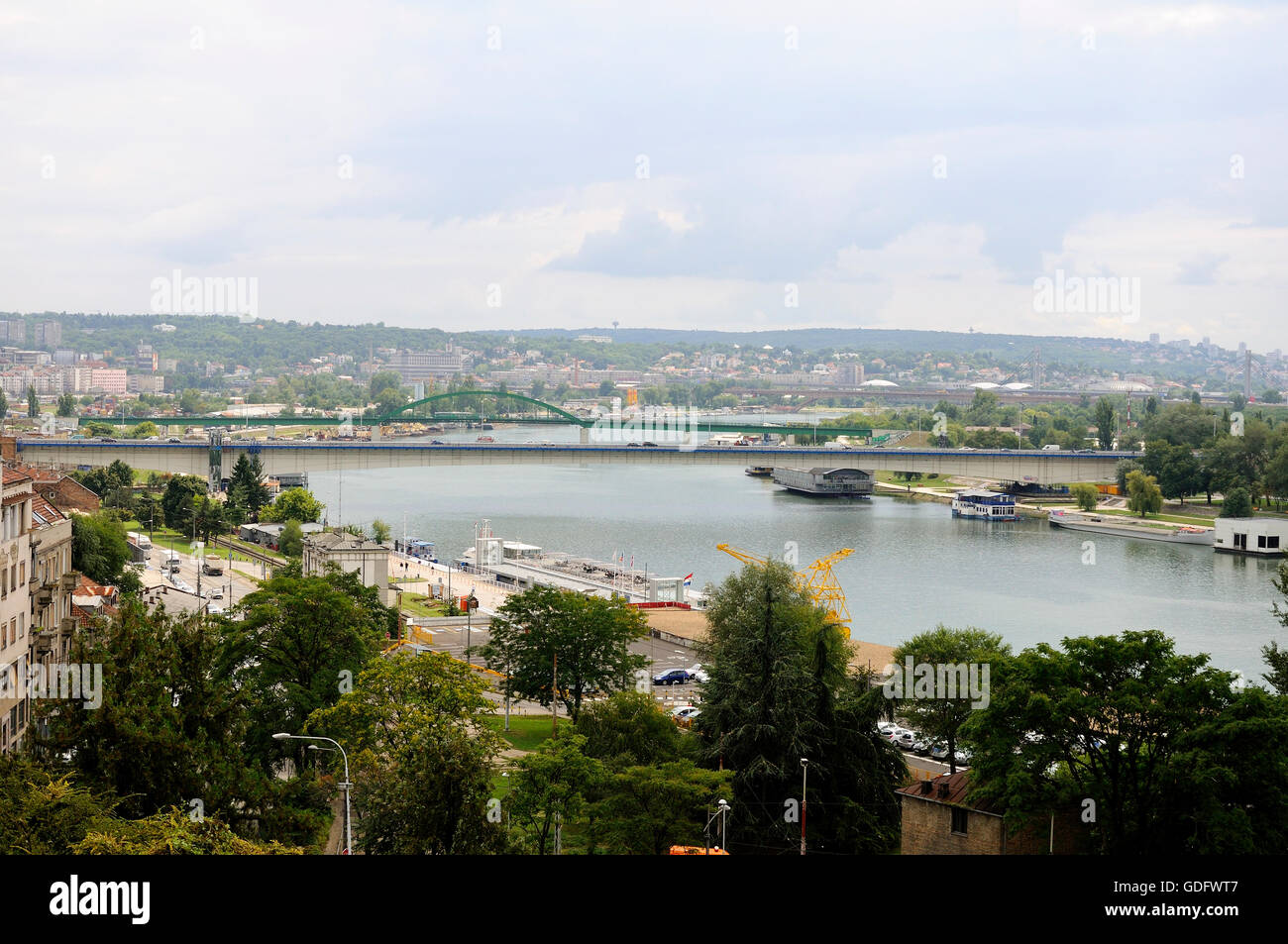 Vue sur le pont de Branko et Vieux Pont sur la rivière Sava Sava de la promenade dans de grands parc de Kalemegdan à Belgrade, Serbie Banque D'Images