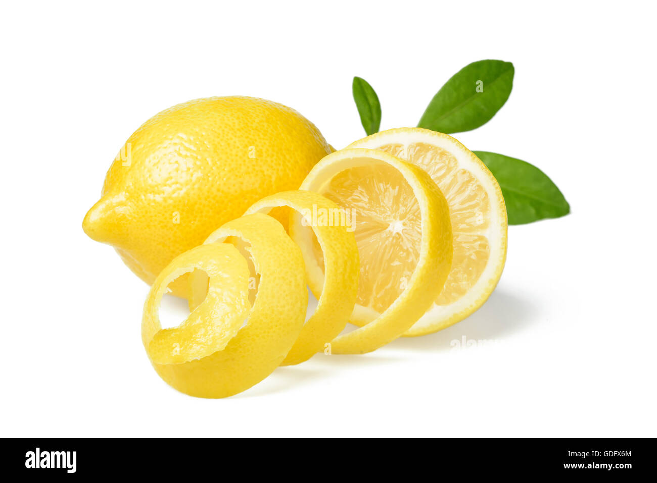 Le zeste de citron et citron frais on white Banque D'Images
