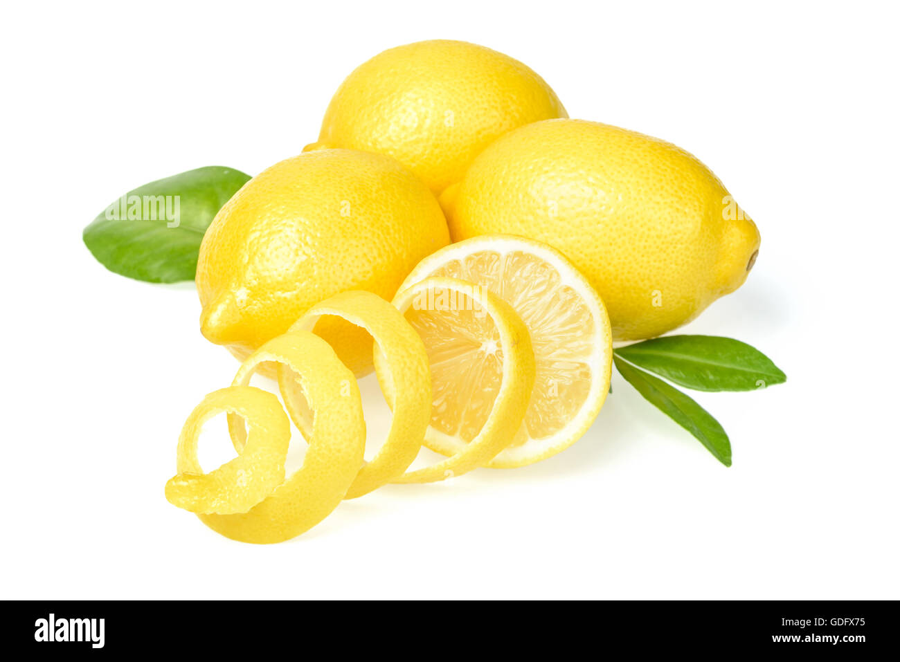 Le zeste de citron et citron frais on white Banque D'Images