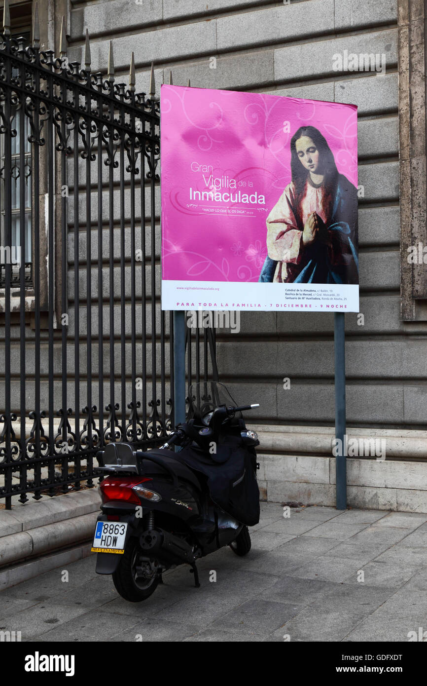 Poster à l'extérieur de la cathédrale Almudena annonçant la messe pour vierge de l'Immaculée Conception et de motos, Madrid, Espagne Banque D'Images