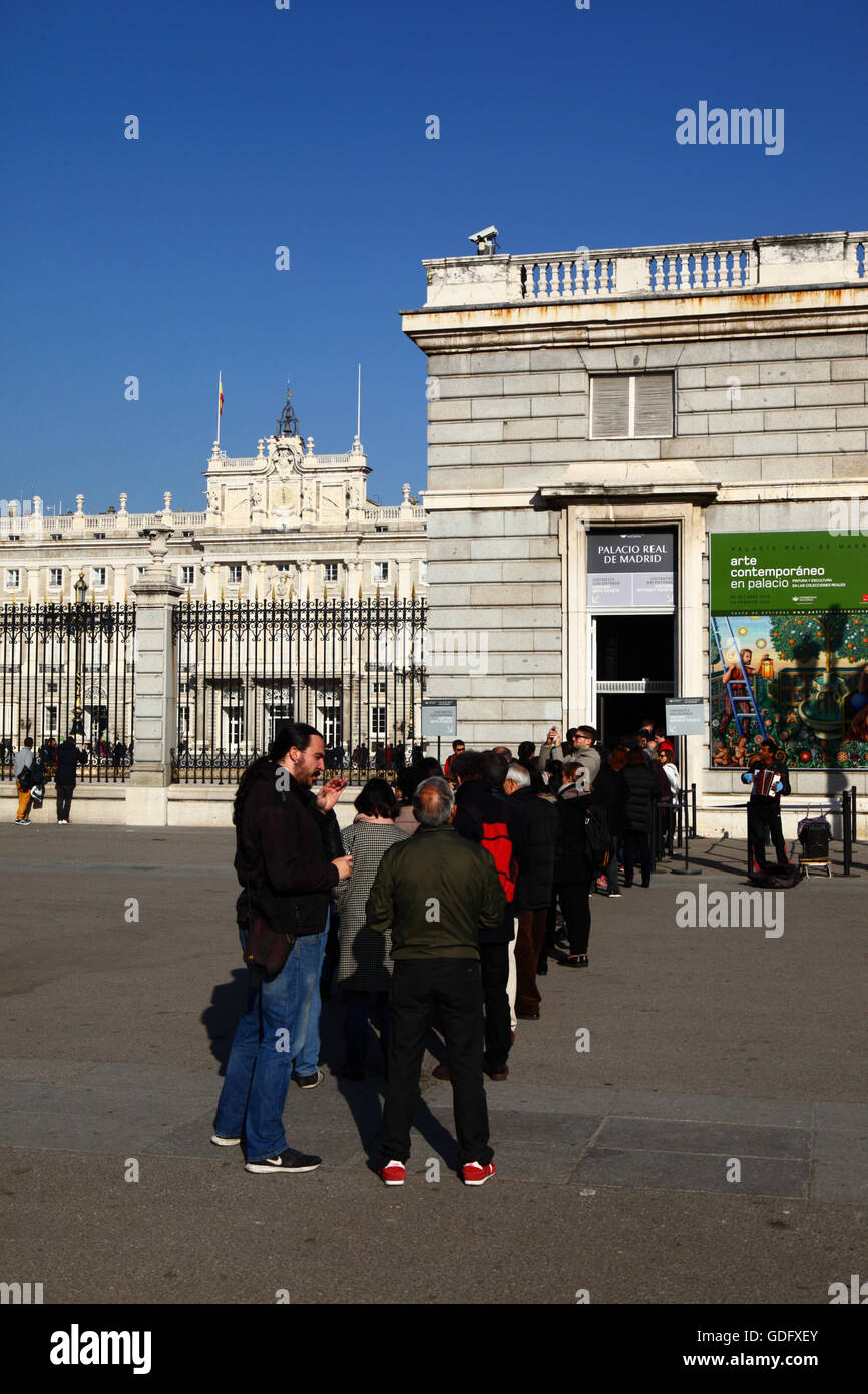 Les touristes faisant la queue pour acheter des billets pour visiter le  Palais Royal / Palacio Real, la Plaza de la Armeria, Madrid, Espagne Photo  Stock - Alamy