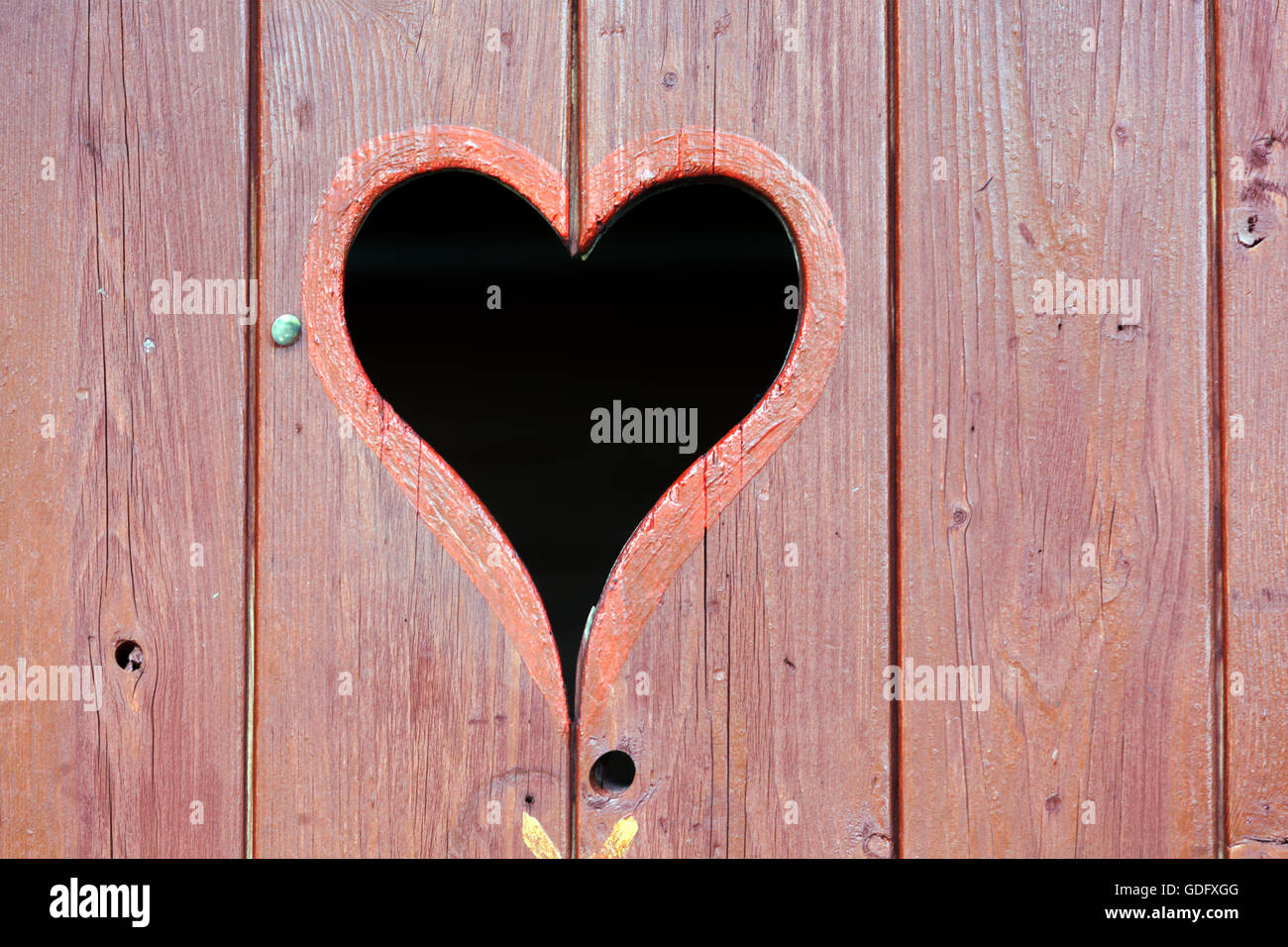 Un cœur sur une porte des toilettes extérieures Banque D'Images