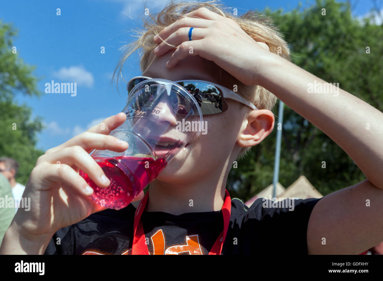 Garçon buvant de la limonade rouge, soif d'été Banque D'Images