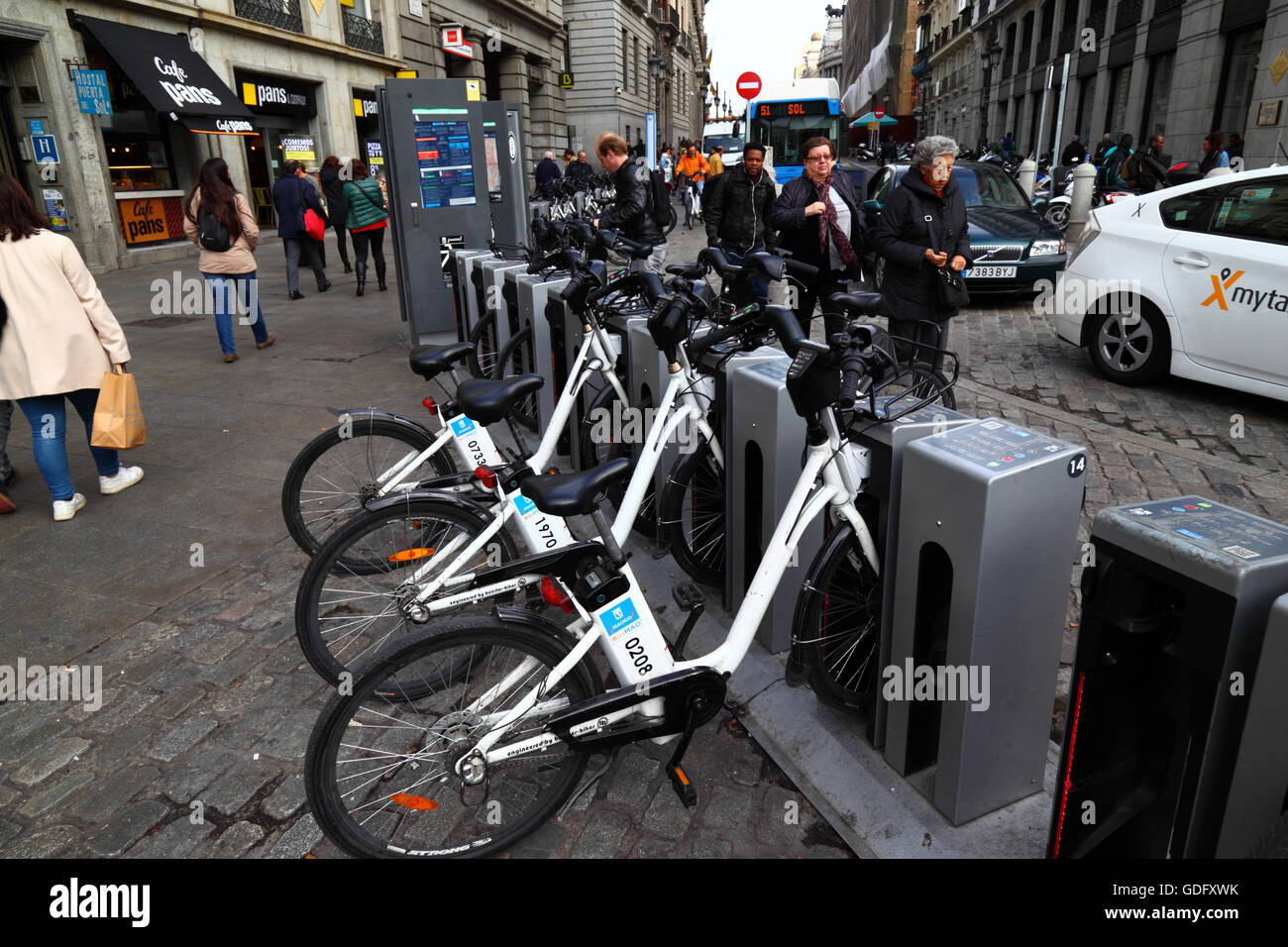 Des vélos électriques pour BiciMAD location publique à une station d'accueil sur la Plaza Puerta del Sol, Madrid, Espagne Banque D'Images