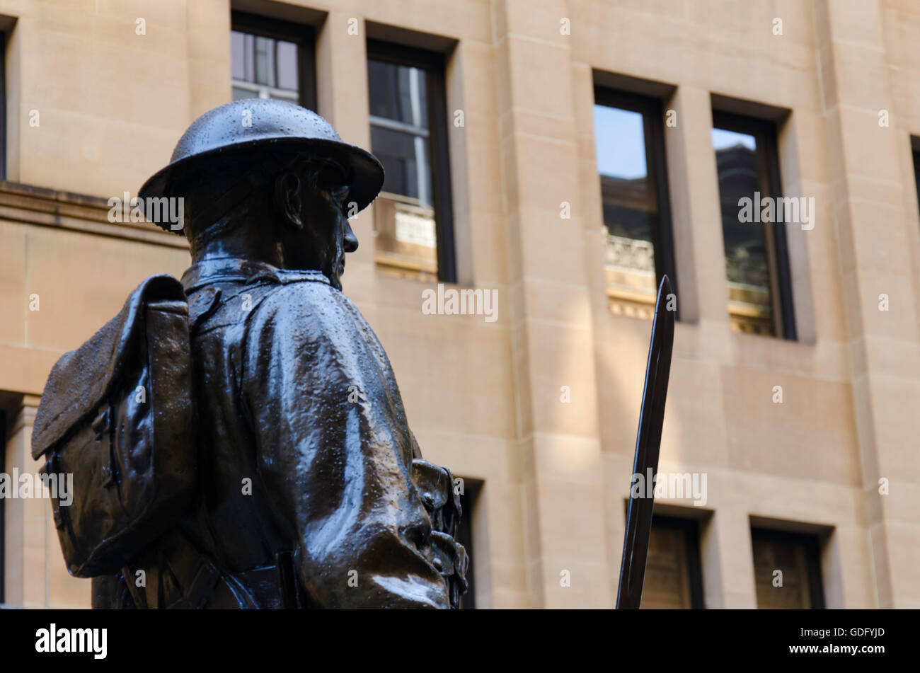 Des statues en bronze sont debout à Martin place, Sydney, Australie, dans le cadre du Cenotaph commémorant la première Guerre mondiale Banque D'Images