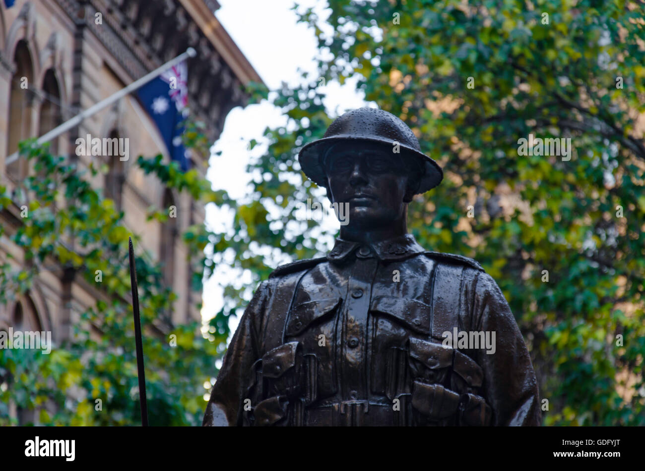 Des statues en bronze sont debout à Martin place, Sydney, Australie, dans le cadre du Cenotaph commémorant la première Guerre mondiale Banque D'Images