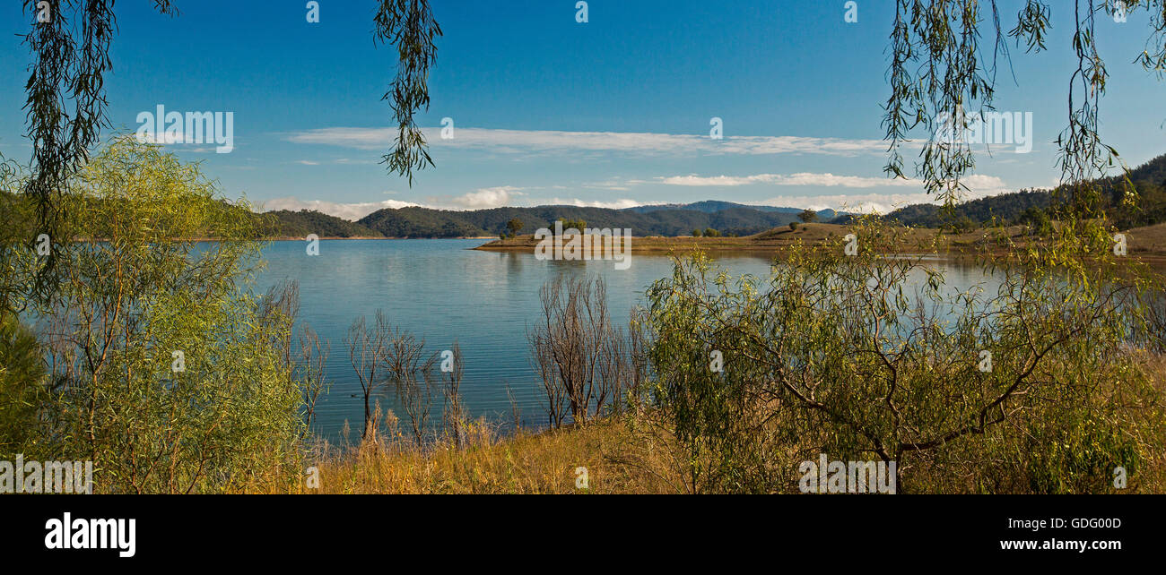 Magnifique vue panoramique sur les eaux bleues de calme de vaste lac entouré de forêt australienne par gammes & herbes d'or under blue sky Banque D'Images