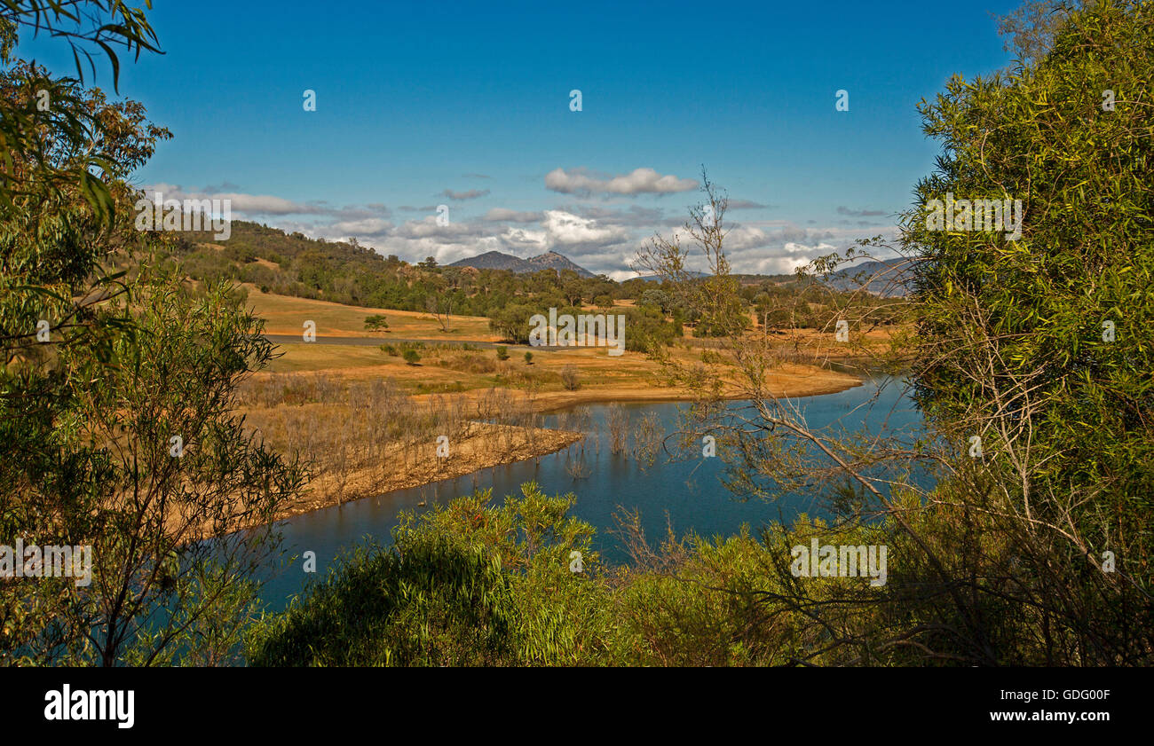 Paysage panoramique magnifique de calme les eaux cristallines de l'immense lac australien ourlée par des collines et montagnes sous ciel bleu en in Banque D'Images
