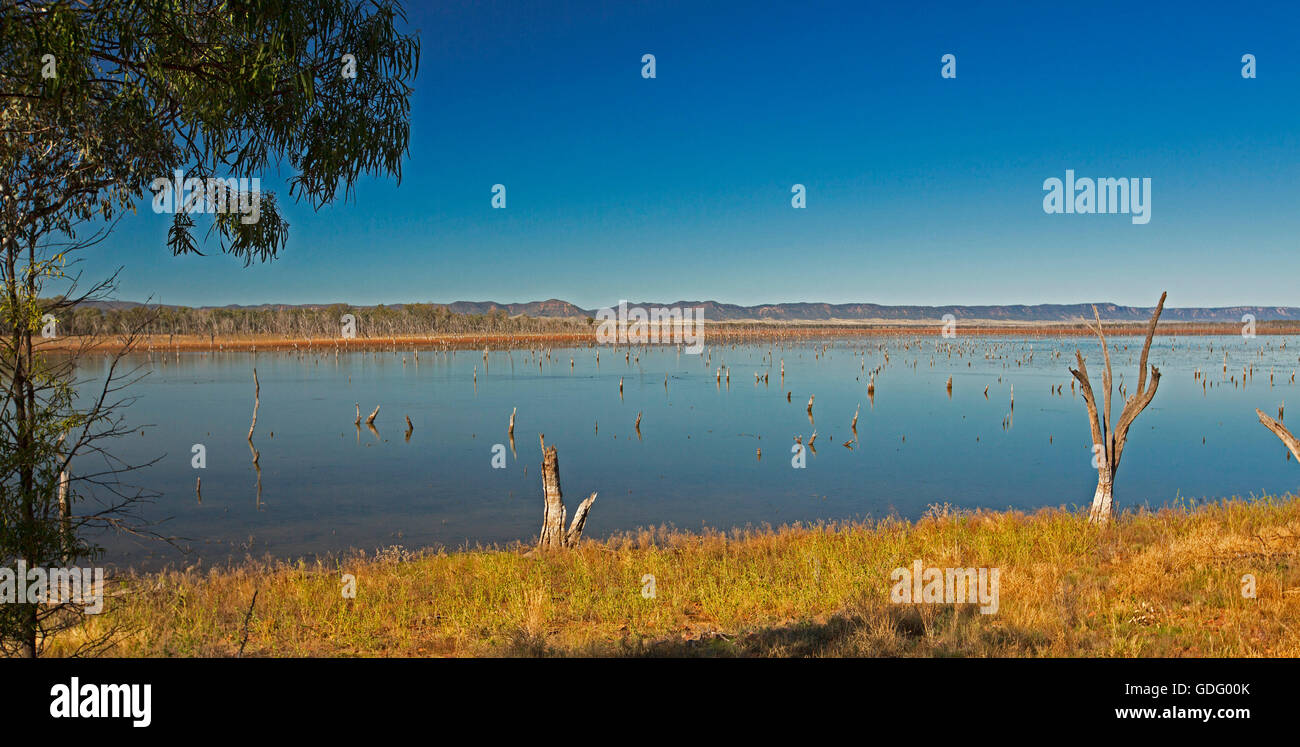 Vue panoramique de vastes eaux bleues du lac Nuga Nuga robuste avec des gammes de Carnarvon sur horizon sous ciel bleu dans l'arrière-pays australien Banque D'Images