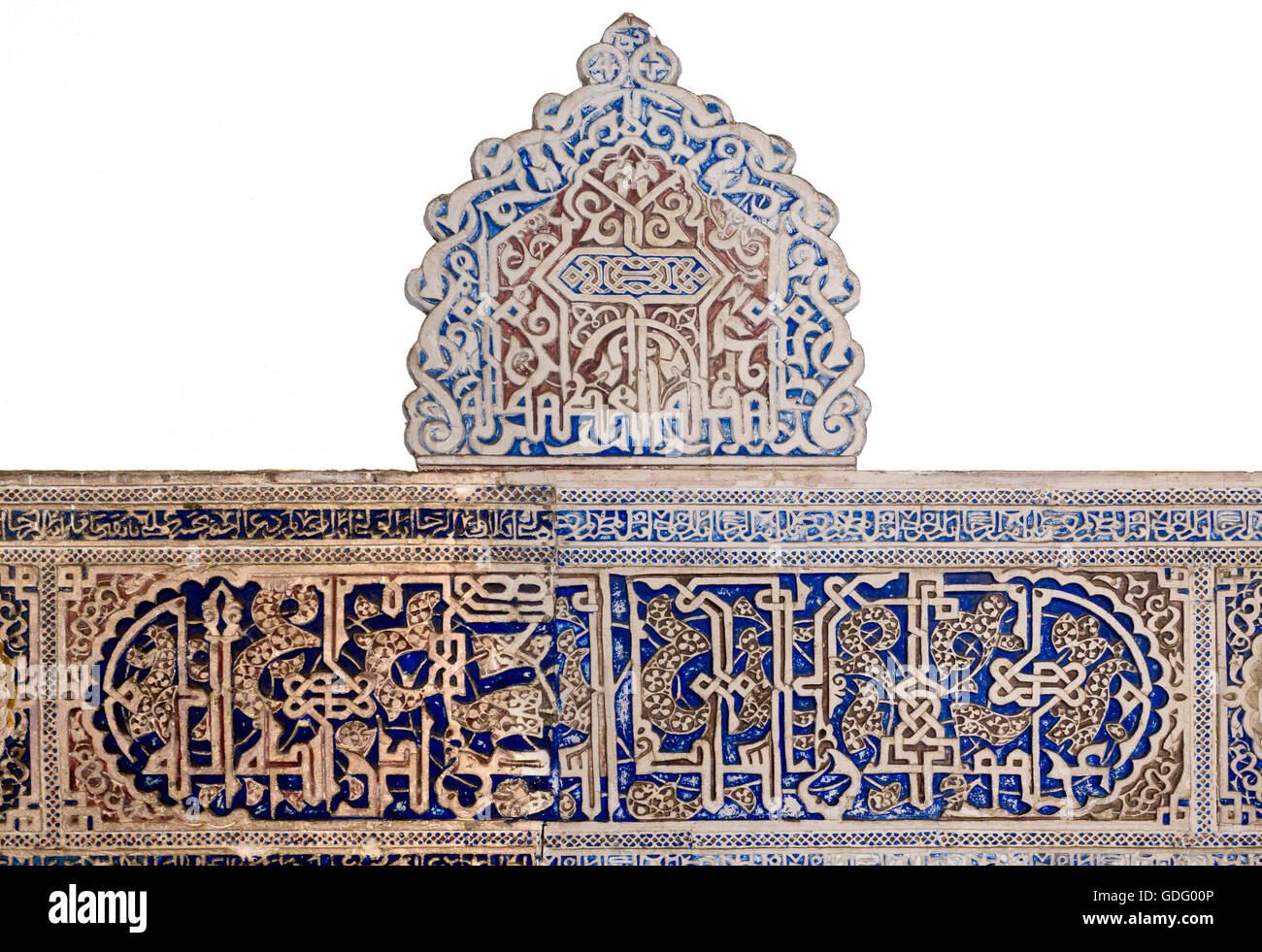 Détail de la perfection mudéjar dans la combinaison de motifs végétaux et d'inscriptions arabes, de l'Alcazar de Séville, Espagne Banque D'Images