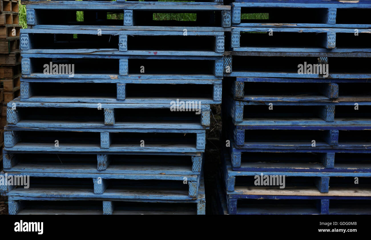 Deux piles de palettes d'expédition bleu Banque D'Images