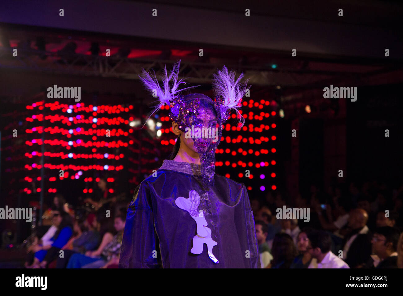 Quelques modèles de la rampe avec peu de vêtements de créateurs Shilpa Banque D'Images