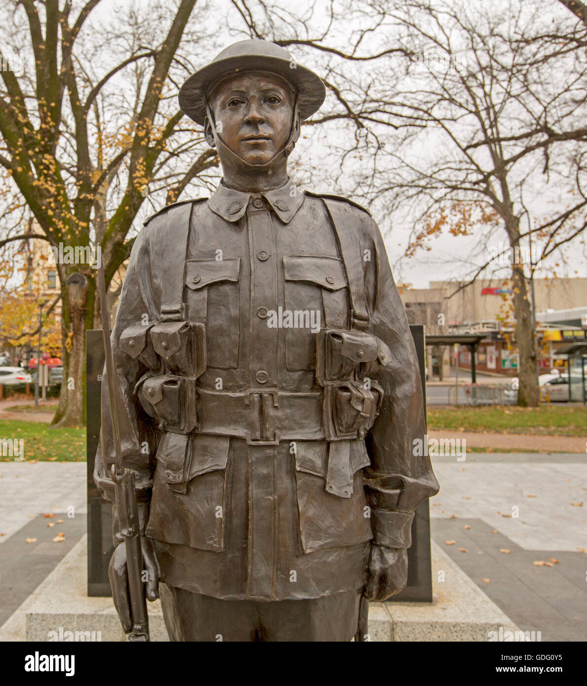 Grand, spectaculaire et réaliste statue en bronze de la première guerre mondiale, un soldat en uniforme à l'Australian War Memorial dans city park Banque D'Images