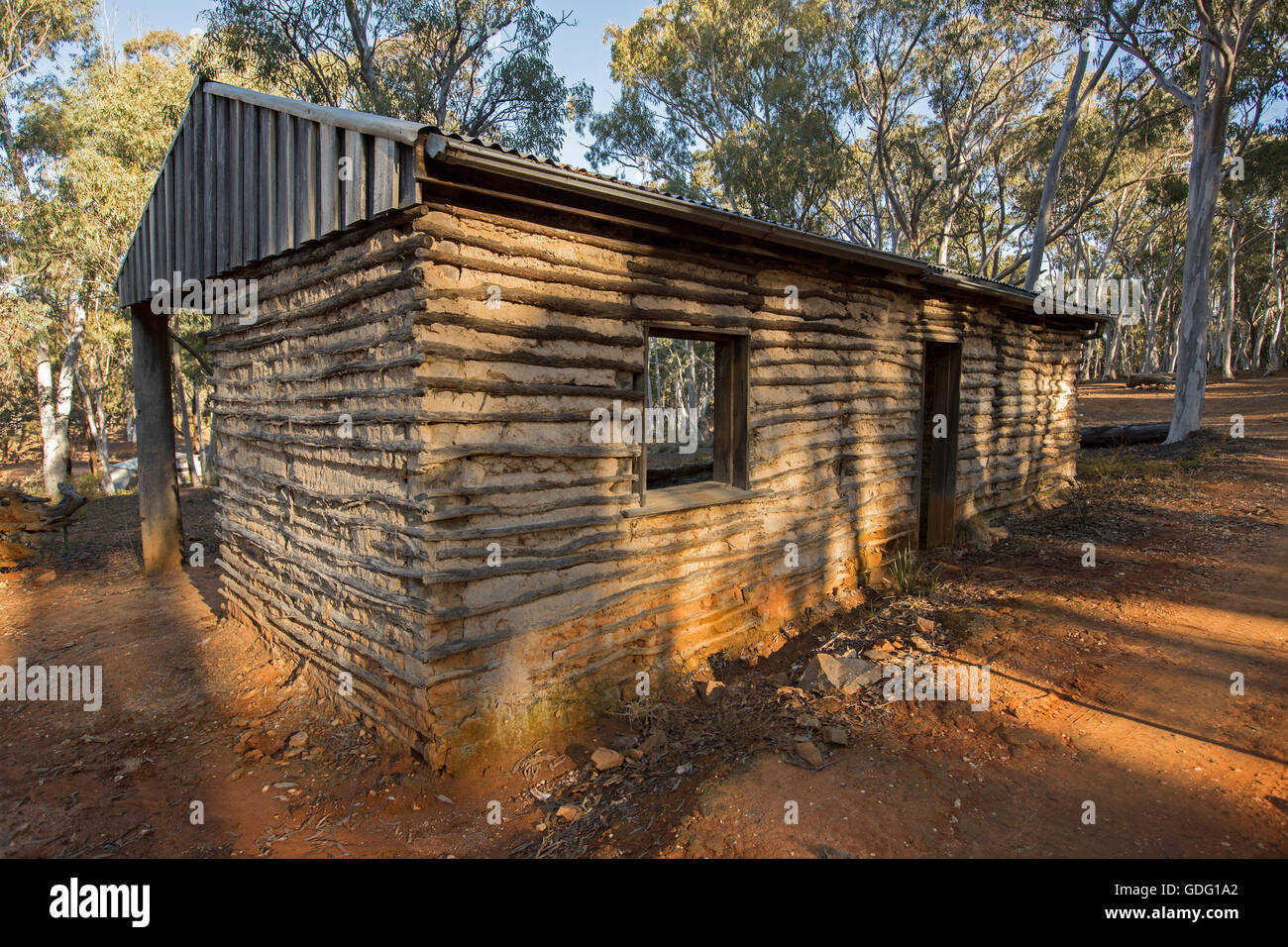 La construction faite avec wattle & daub démontrant une simple méthode bon marché de la construction en utilisant des matériaux naturels en Australie Banque D'Images