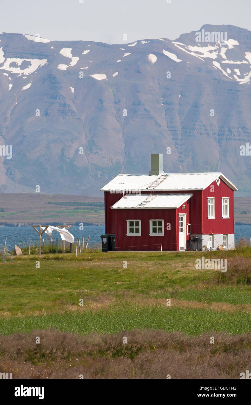 Islande : une maison en bois en rouge campagne islandaise. Maisons en bois coloré sont l'une des principales caractéristiques de l'architecture nordique Banque D'Images