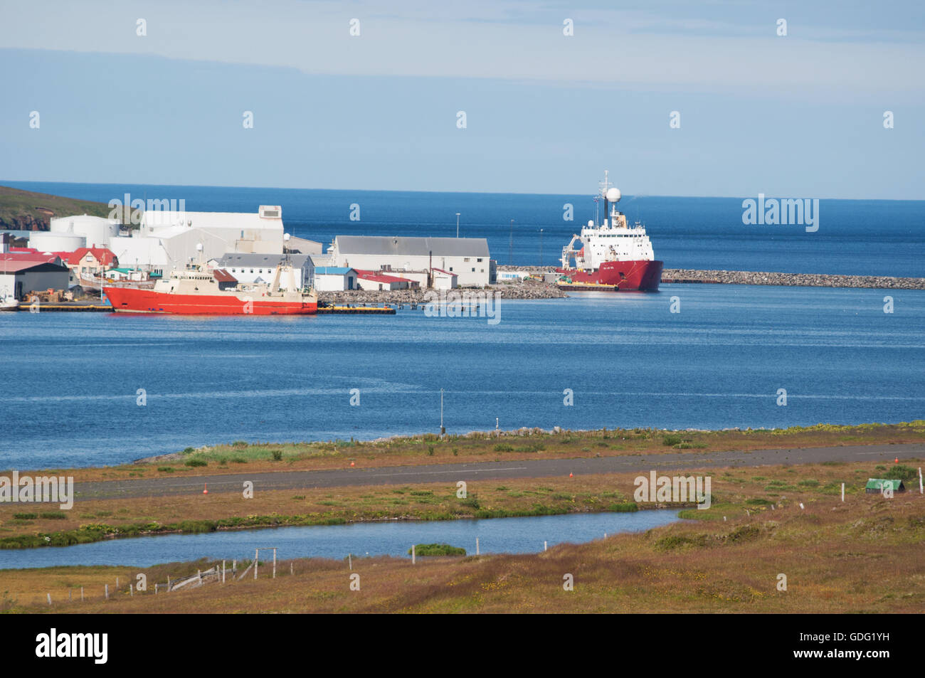 Islande : les navires dans le port de Siglufjordur, un petit village de pêcheurs dans un fjord étroit avec le même nom sur la côte nord Banque D'Images