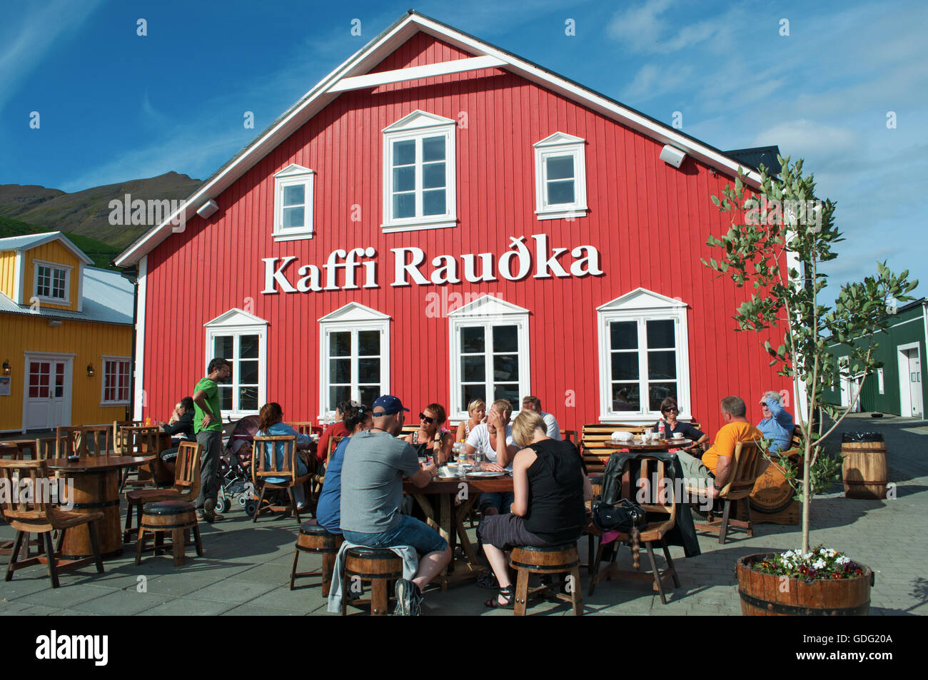 Islande : le Kaffi Raudka,dans une maison rouge par la marina, est le plus célèbre restaurant et bar dans la petite ville de pêcheurs de Siglufjordur Banque D'Images